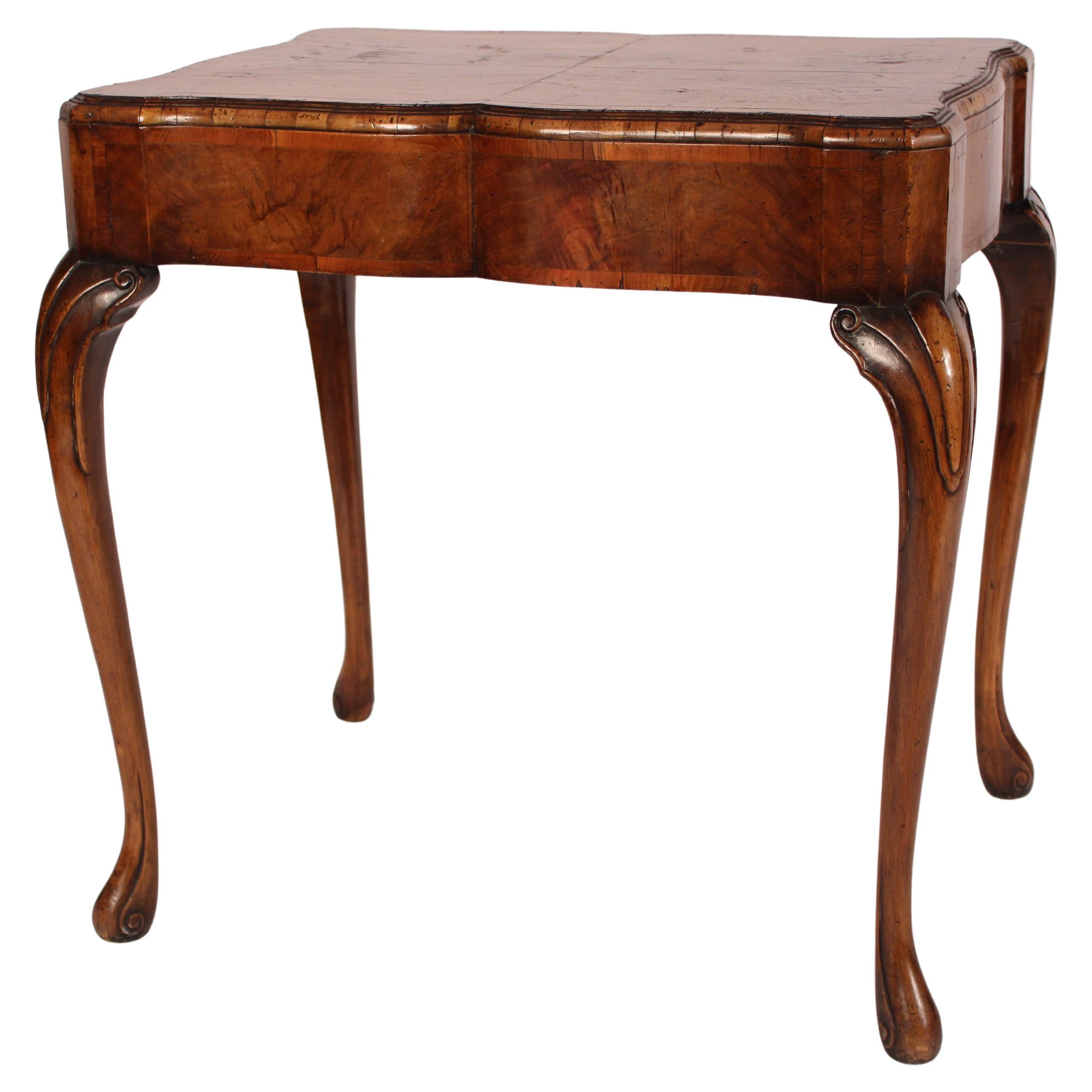 Ancienne table d'appoint en ronce de noyer de style George I en vente