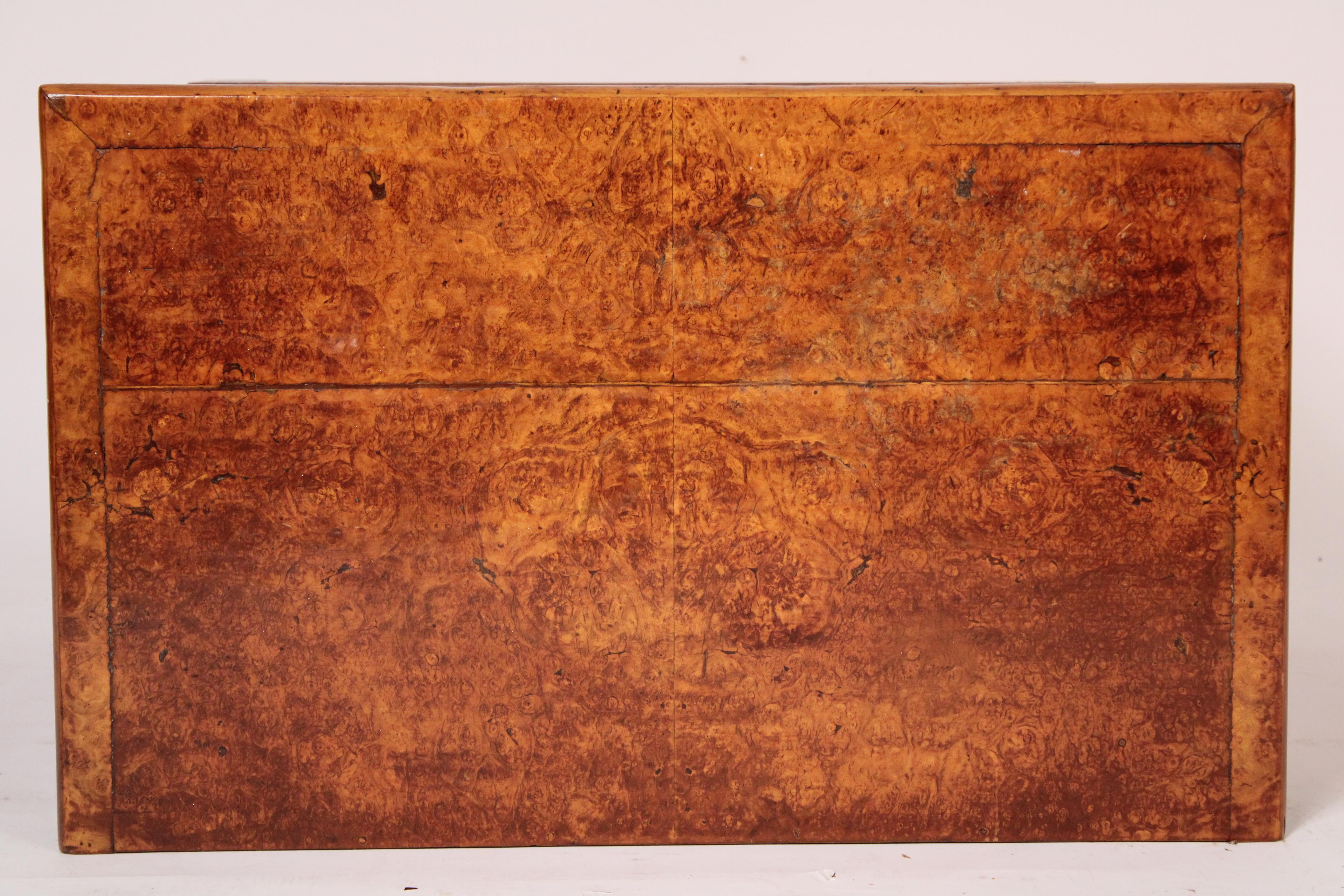 Ottone Antico cassettone in legno di radica in stile George I in vendita