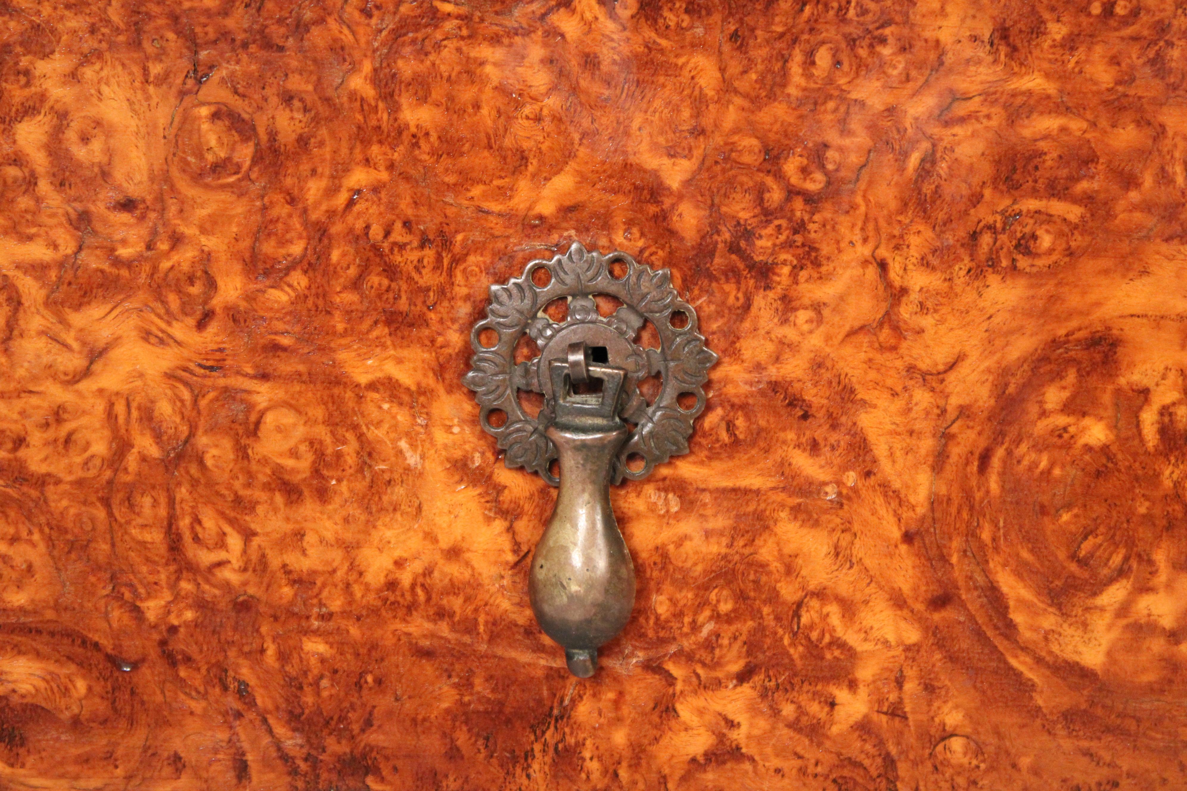 Antico cassettone in legno di radica in stile George I in vendita 2