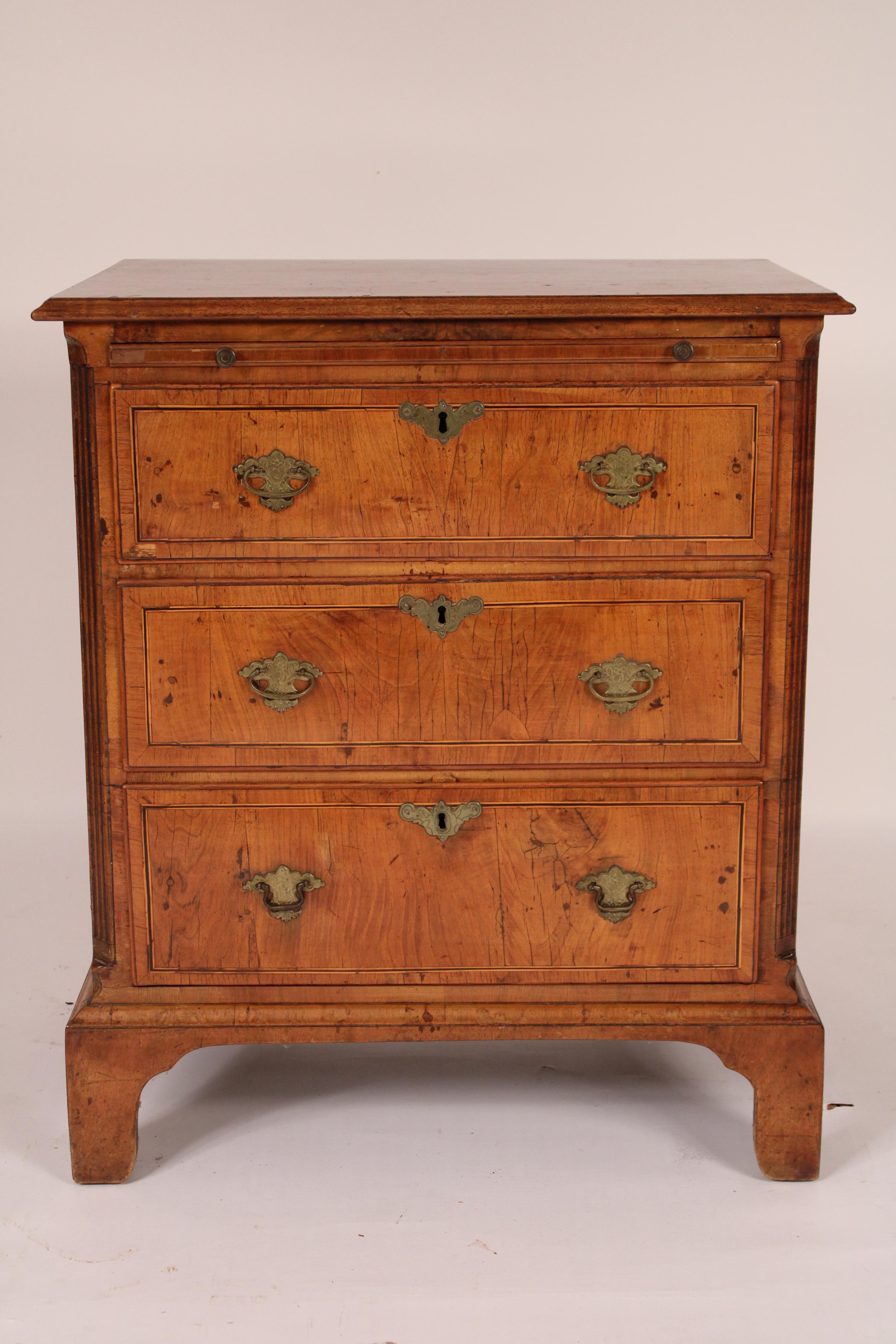 Antico scrigno in noce in stile Giorgio I, XIX secolo. Con un piano in noce a tavola singola con bordi frontali e laterali modanati, una guida in pelle lavorata per la scrittura, 3 cassetti graduati con ferramenta in ottone e intarsio di corde,