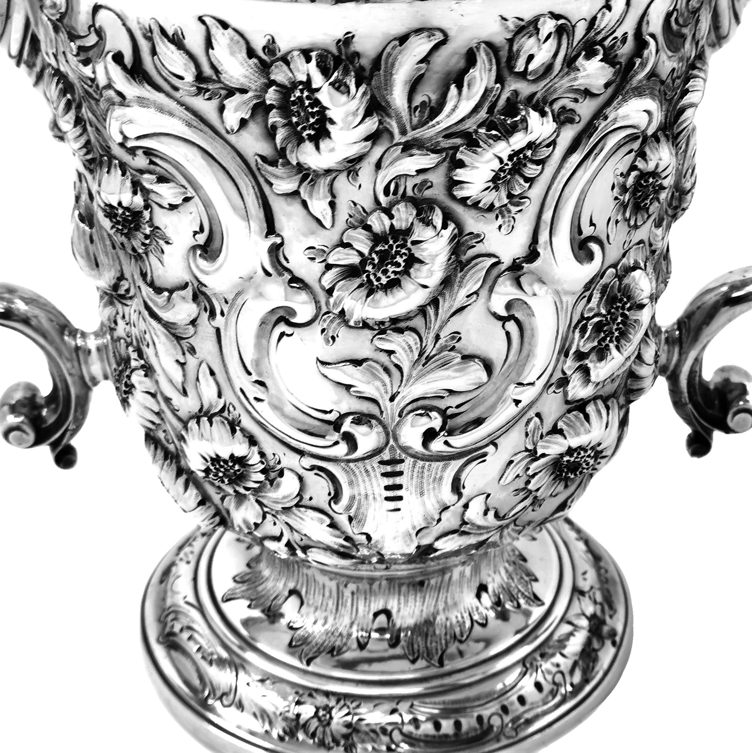 Antike George II.-Trophäe mit ziseliertem Deckel und Deckel / Trophäe mit Deckel, 1749 im Angebot 5