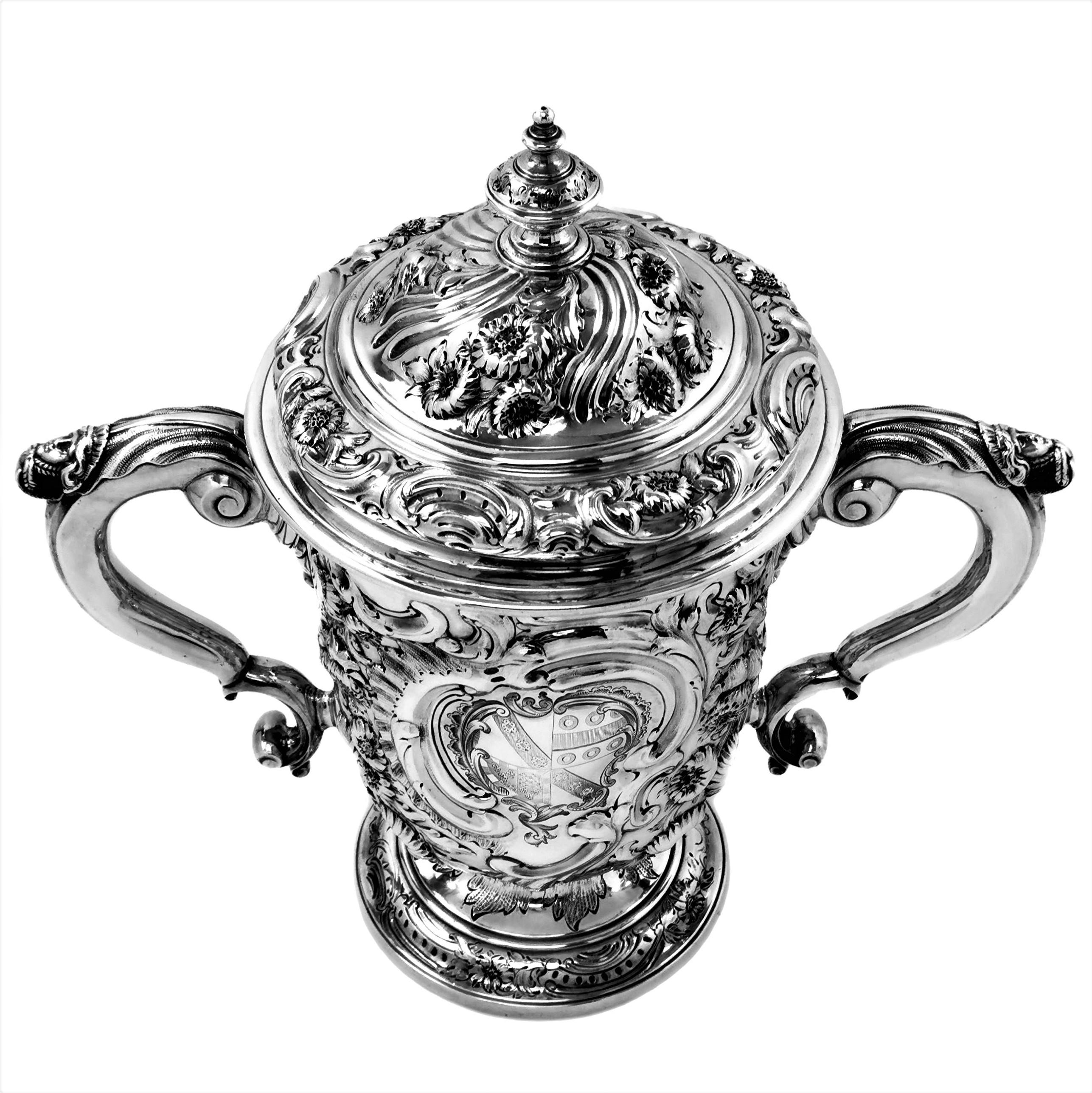 Eine schöne antike georgianischen massivem Silber Deckel Tasse in kunstvollen floralen ziselierten Designs bedeckt. Die Trophäe hat auf der einen Seite eine geformte Kartusche mit einem eingravierten Wappen. Der Becher hat einen Deckel mit passenden