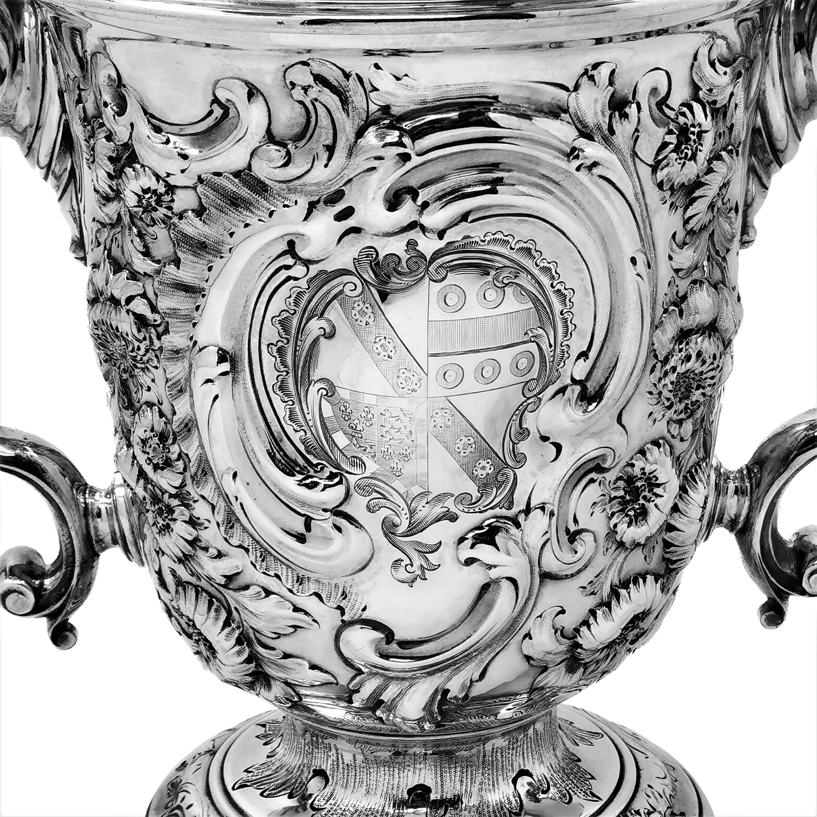 Antike George II.-Trophäe mit ziseliertem Deckel und Deckel / Trophäe mit Deckel, 1749 (Sterlingsilber) im Angebot