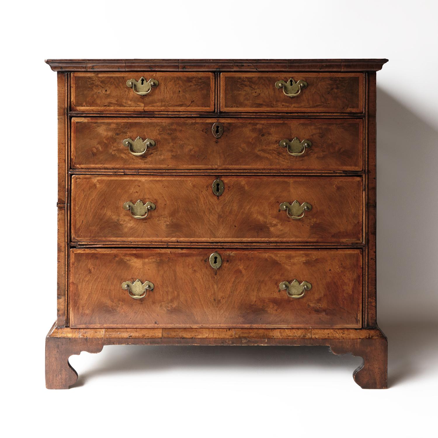 ANTICA CASSETTIERA GEORGIANA

Una bella cassettiera con due cassetti corti e tre lunghi.

Un noce incrociato meravigliosamente ricco e vivace, rivestito di Oak.

Con maniglie in ottone e piedi a staffa decorativamente sagomati.

Risale al regno di
