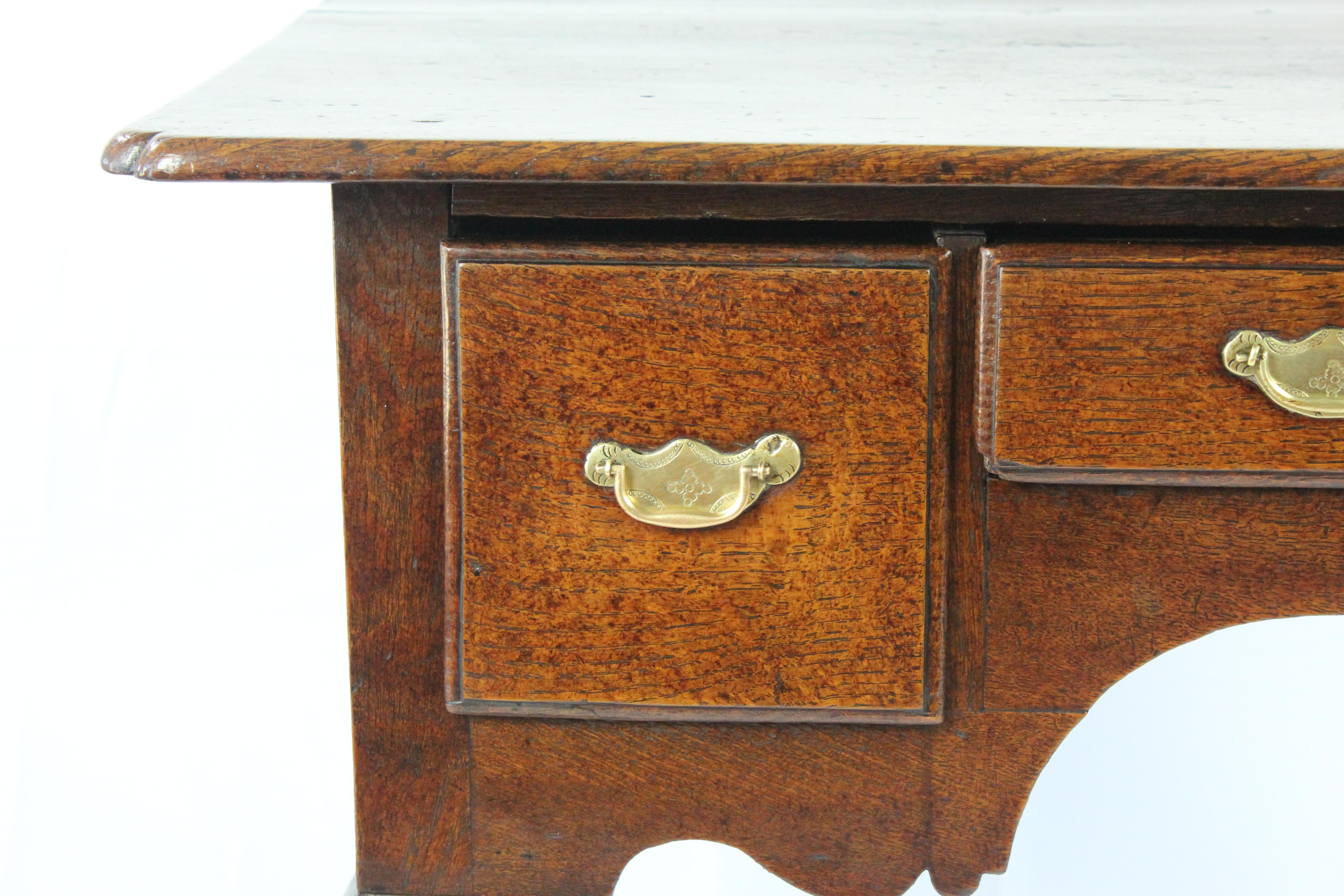 Antigua mesa baja inglesa de roble de Jorge II, circa 1740 en venta 4