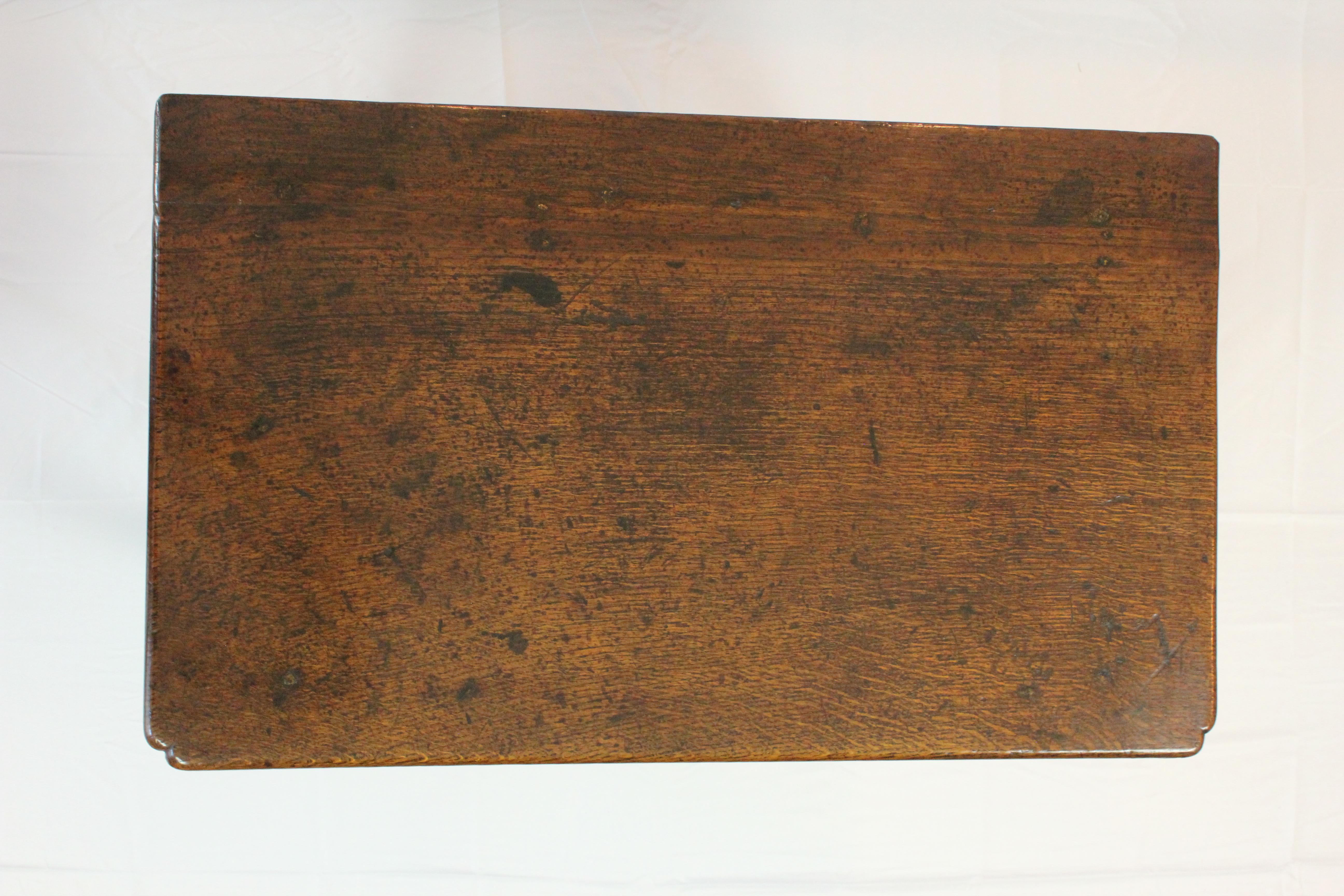 Antigua mesa baja inglesa de roble de Jorge II, circa 1740 en venta 9