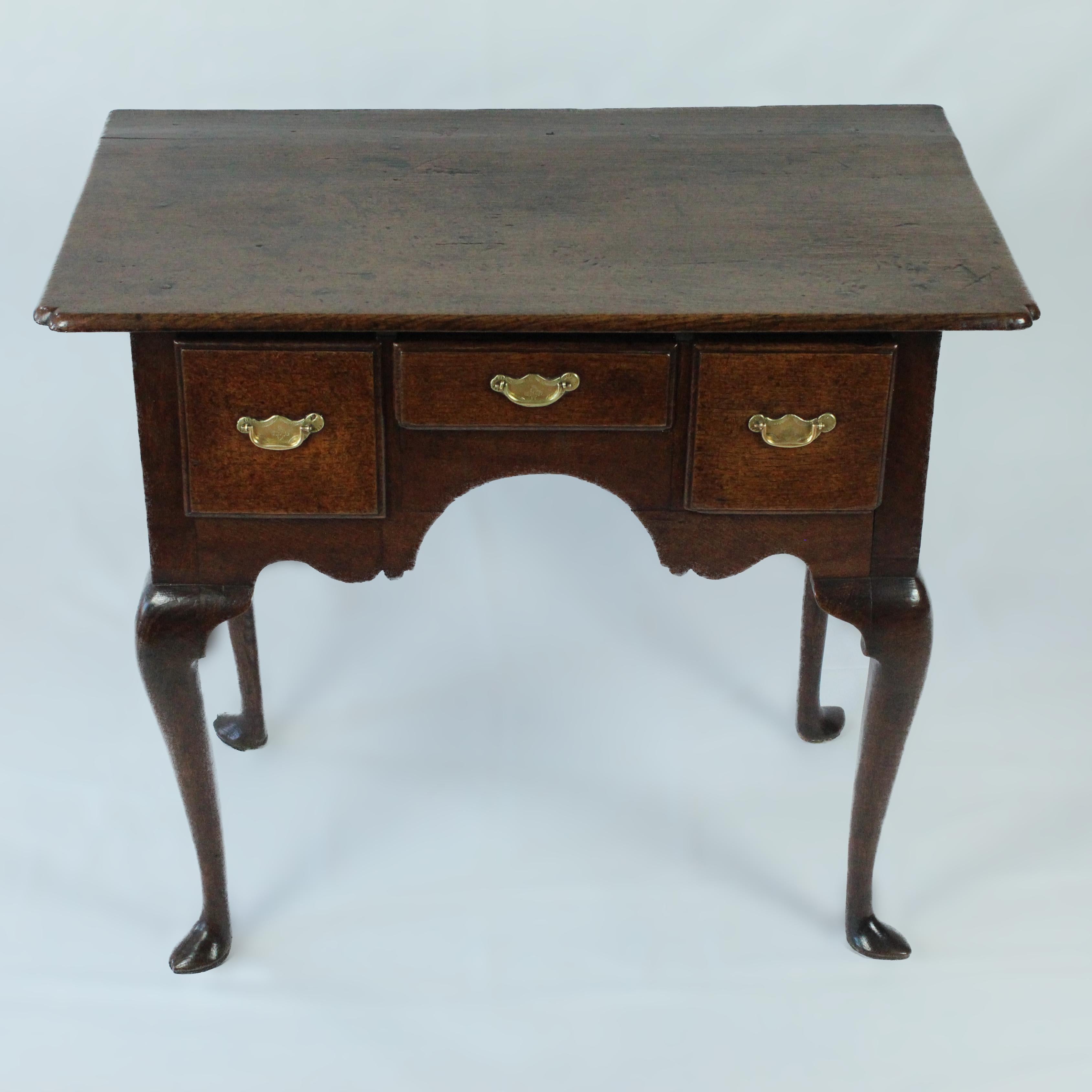 Antigua mesa baja inglesa de roble de Jorge II, circa 1740 Inglés en venta