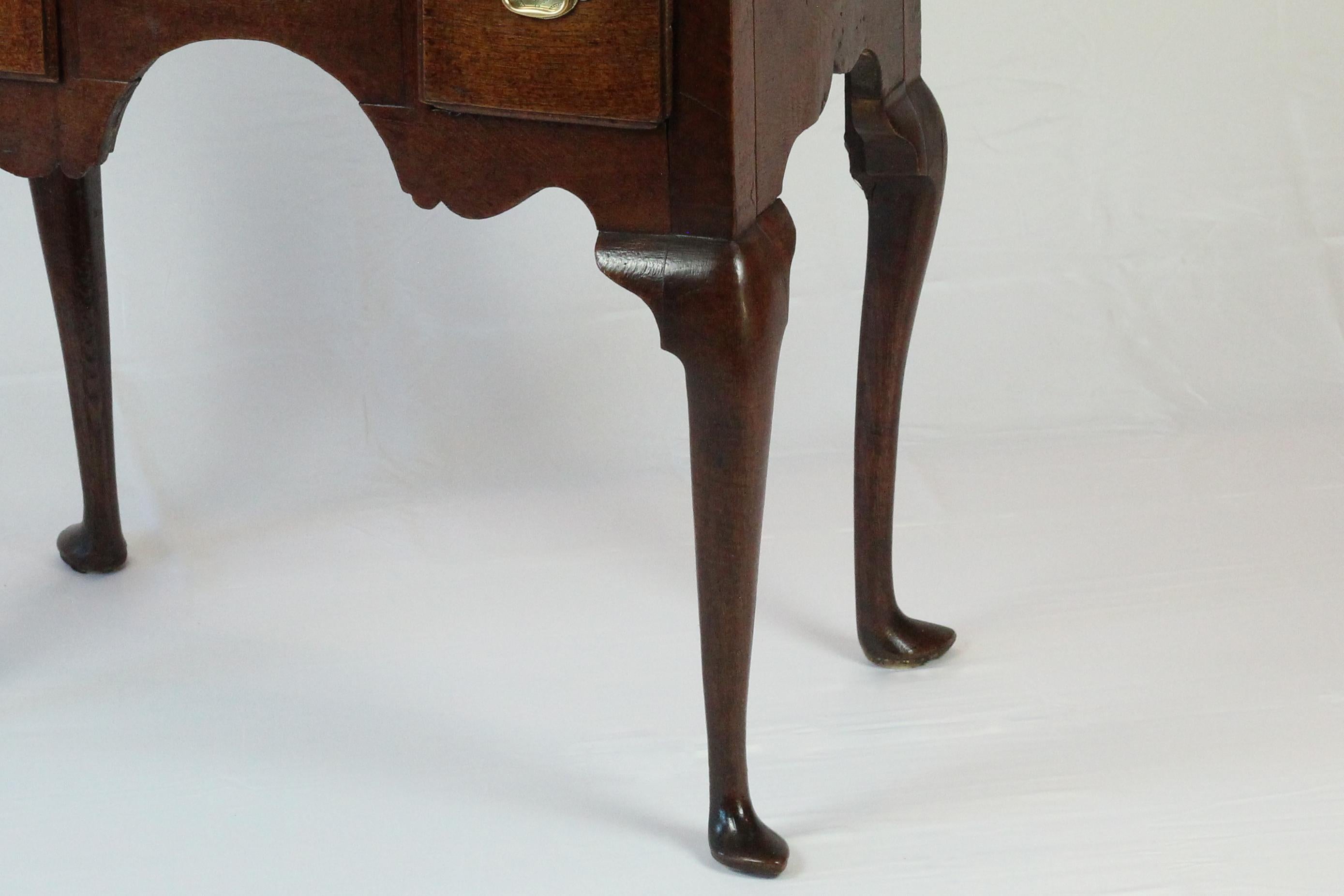 Antigua mesa baja inglesa de roble de Jorge II, circa 1740 mediados del siglo XVIII en venta