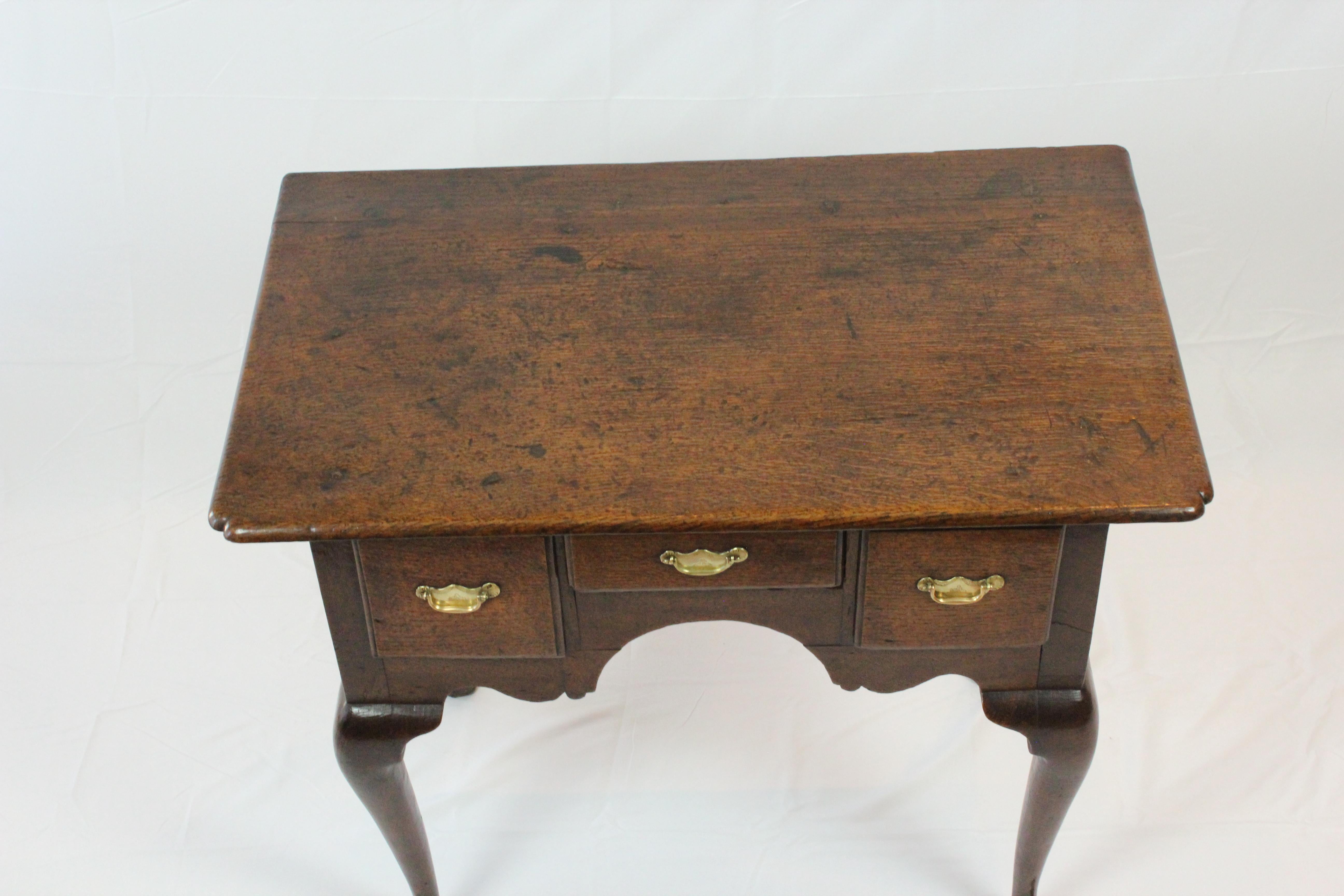 Antigua mesa baja inglesa de roble de Jorge II, circa 1740 en venta 2