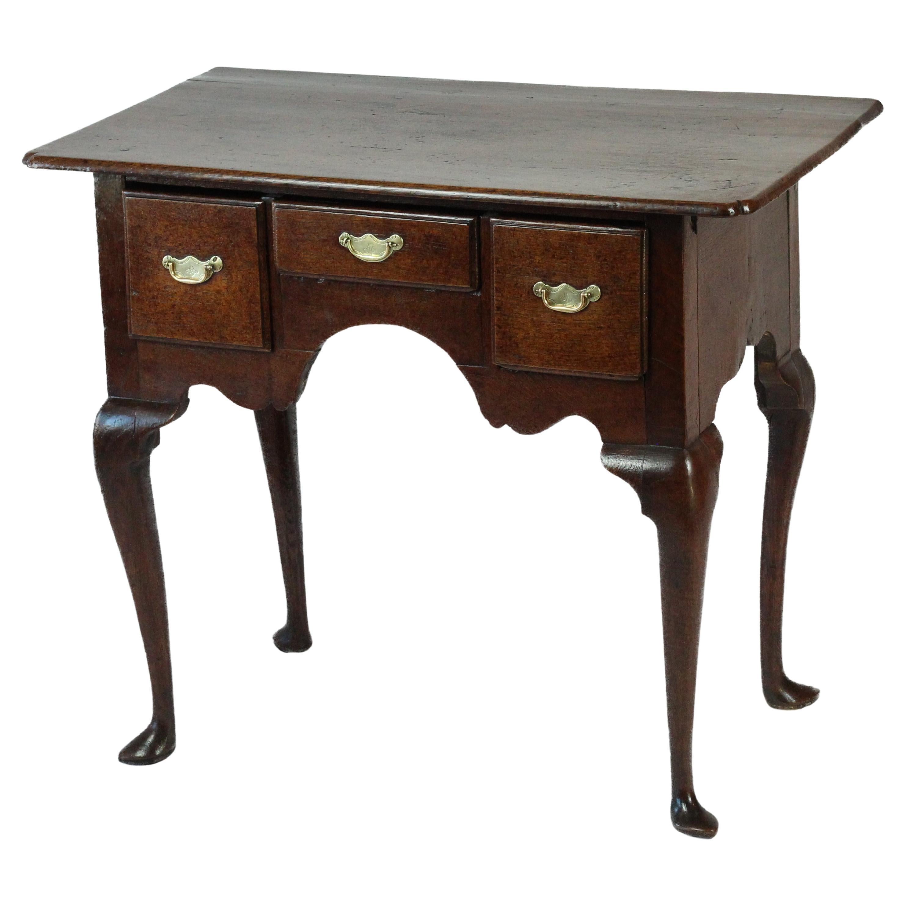 Ancienne table d'appoint basse en chêne anglais George II, vers 1740
