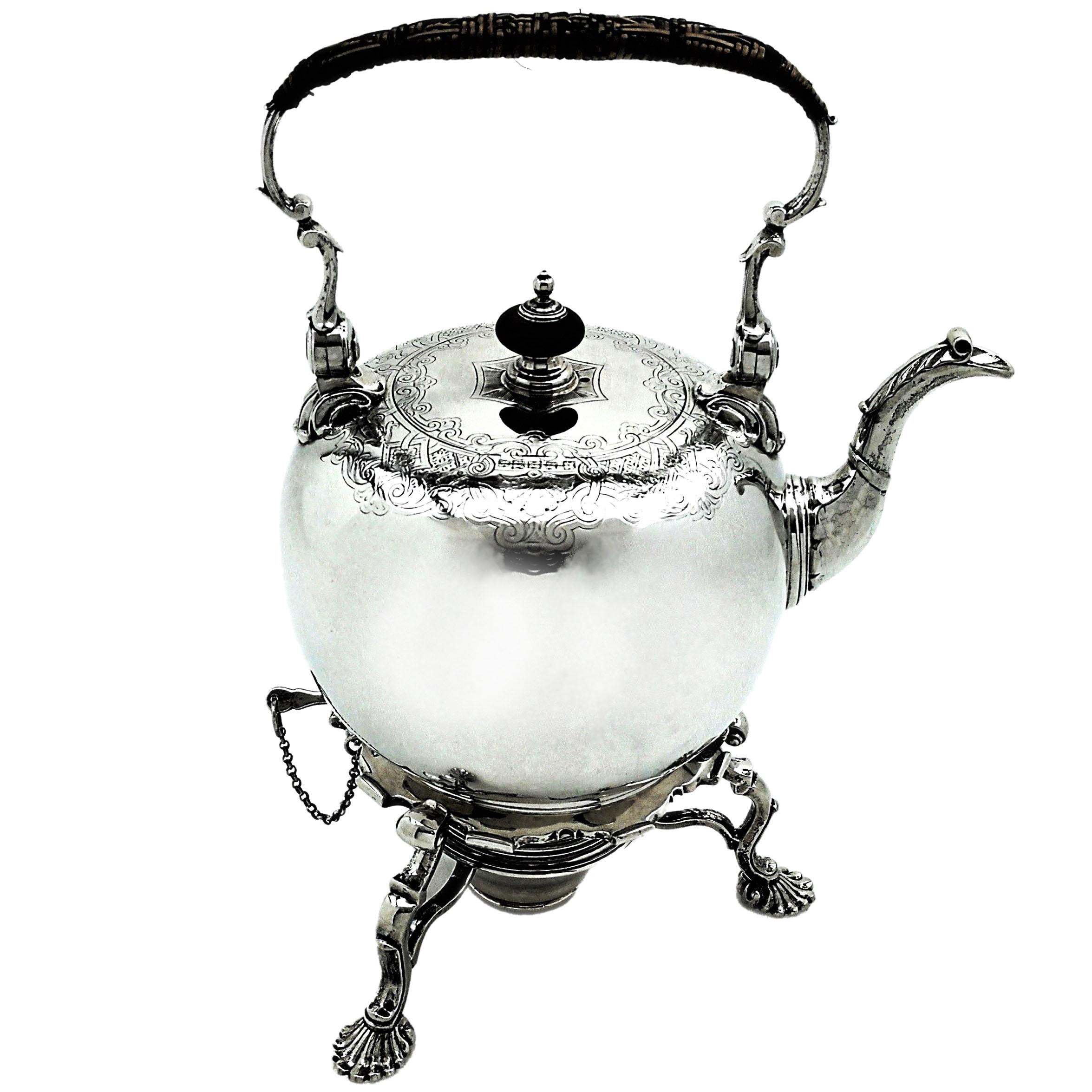 Une magnifique bouilloire ancienne en argent sterling George II sur pied avec brûleur. Ce support rond géorgien pour théière et bouilloire est un support à pieds - chaque pied présente un motif de volutes et se termine par un pied en forme de