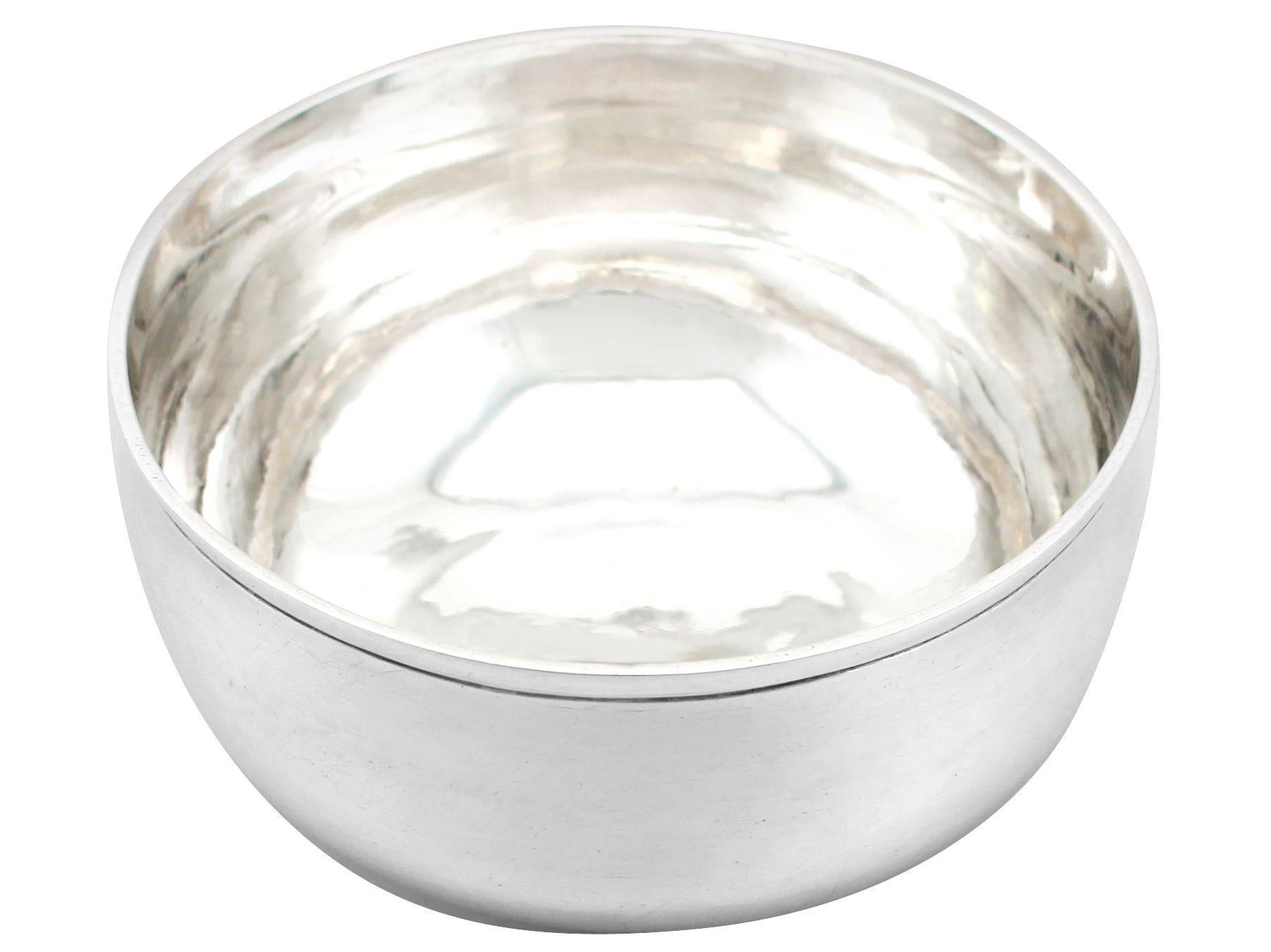 An exceptional, fine and impressive antique George II Newcastle sterling silver sugar bowl; an addition to our diverse silver Georgian teaware collection.

This exceptional antique George II Newcastle sterling silver bowl has a plain circular