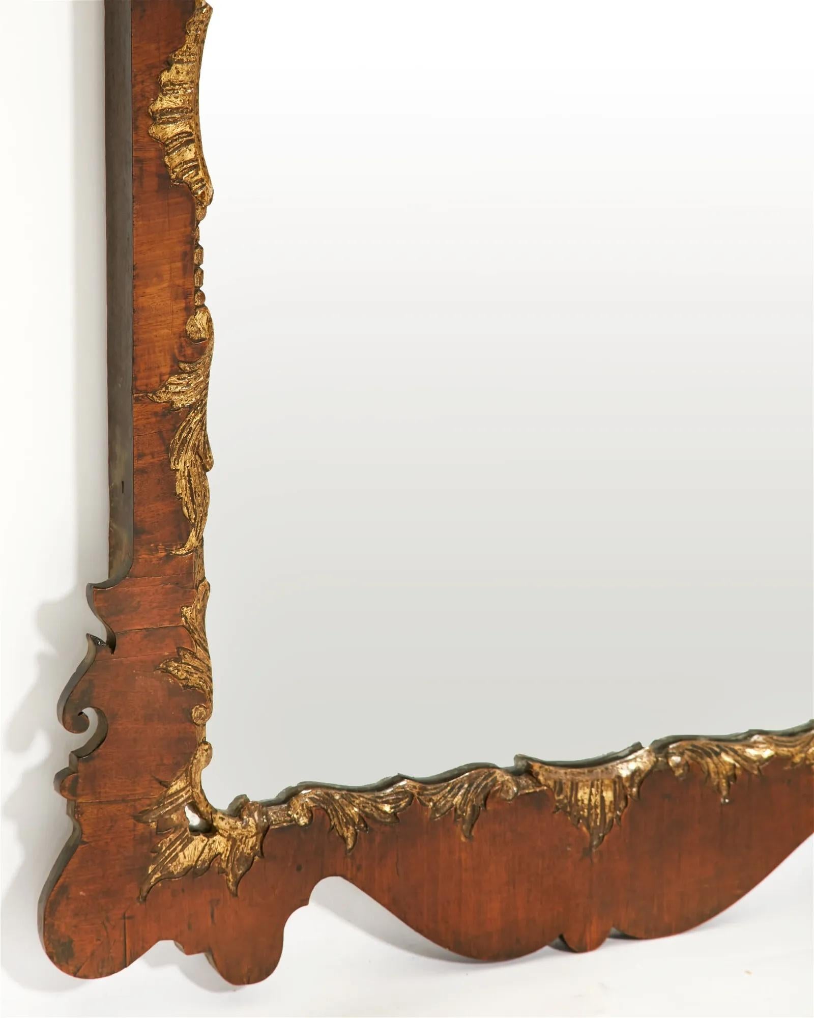 Britannico Antique Mirror di Giorgio II in noce dorato della fine del XVIII secolo in vendita