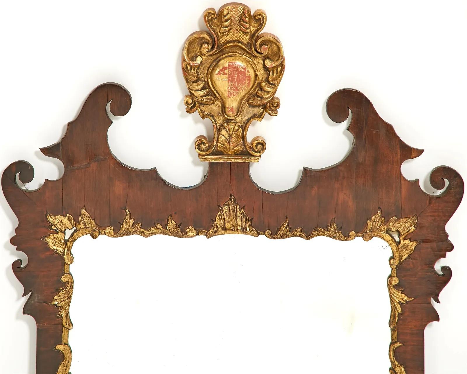 Intagliato a mano Antique Mirror di Giorgio II in noce dorato della fine del XVIII secolo in vendita