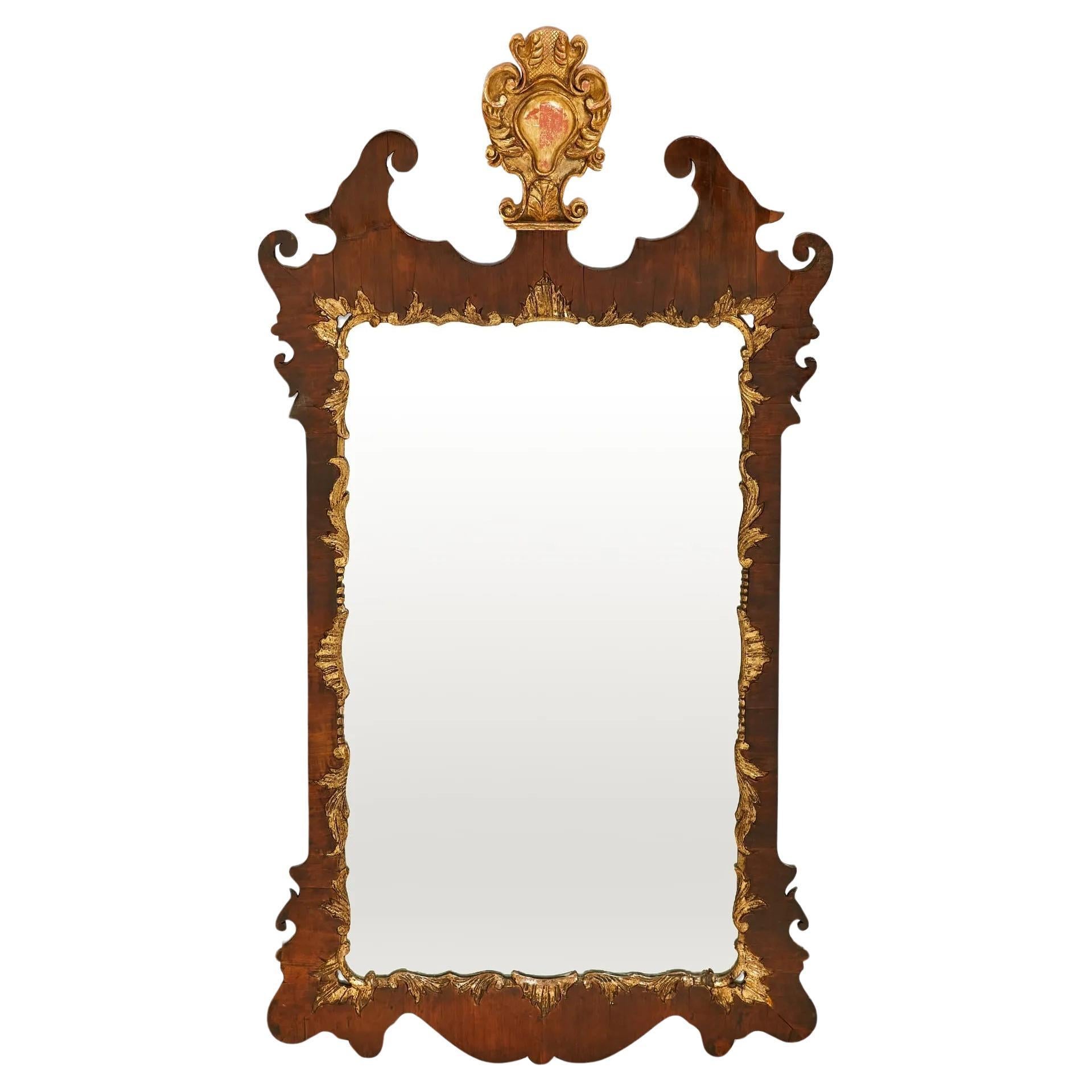 Antique Mirror di Giorgio II in noce dorato della fine del XVIII secolo