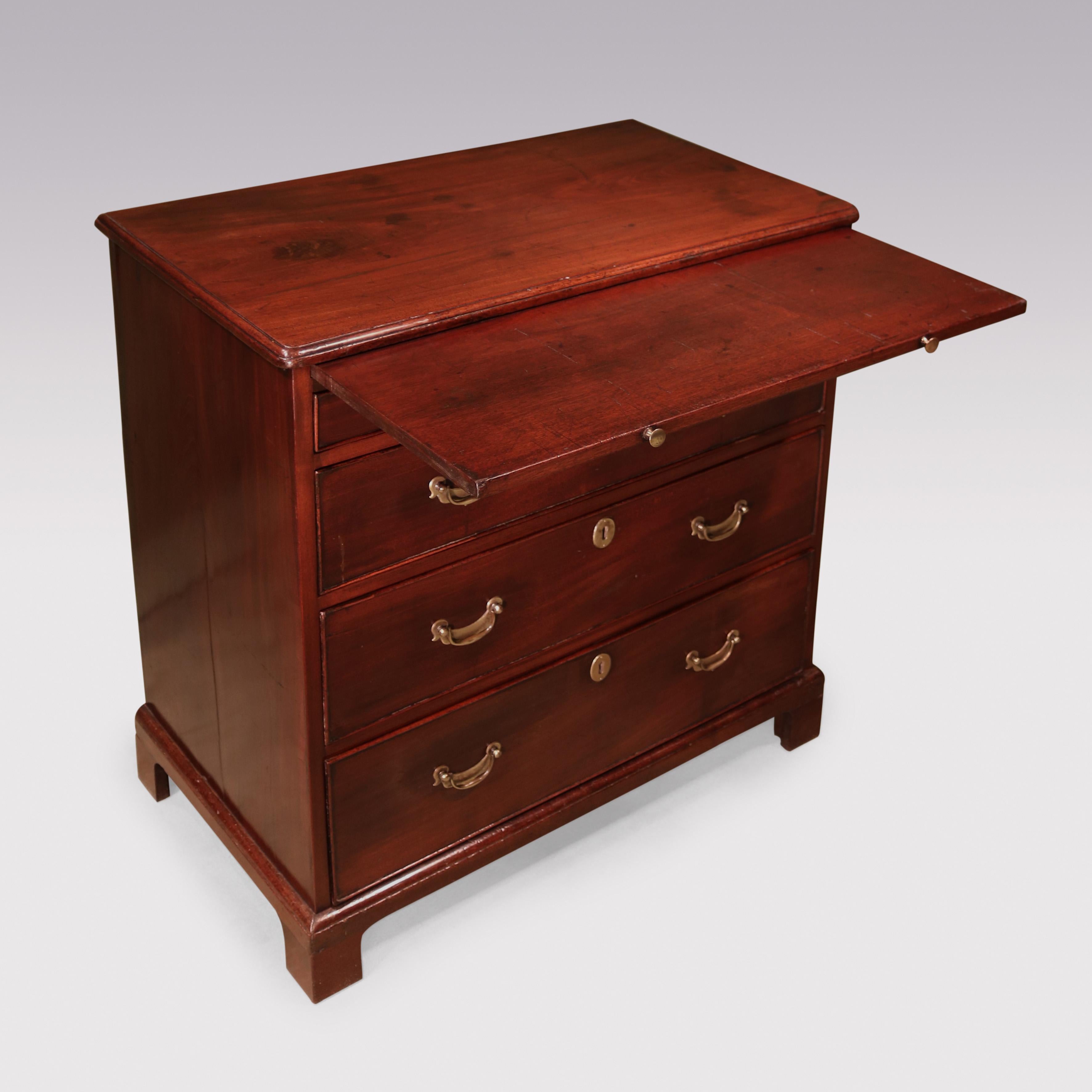 Una cassapanca in mogano figurato della metà del XVIII secolo con piano con bordo modellato sopra una guida a spazzola e 2 cassetti corti e 3 cassetti lunghi con bordo a gallo che conservano le maniglie originali, sostenuti da piedini a staffa.