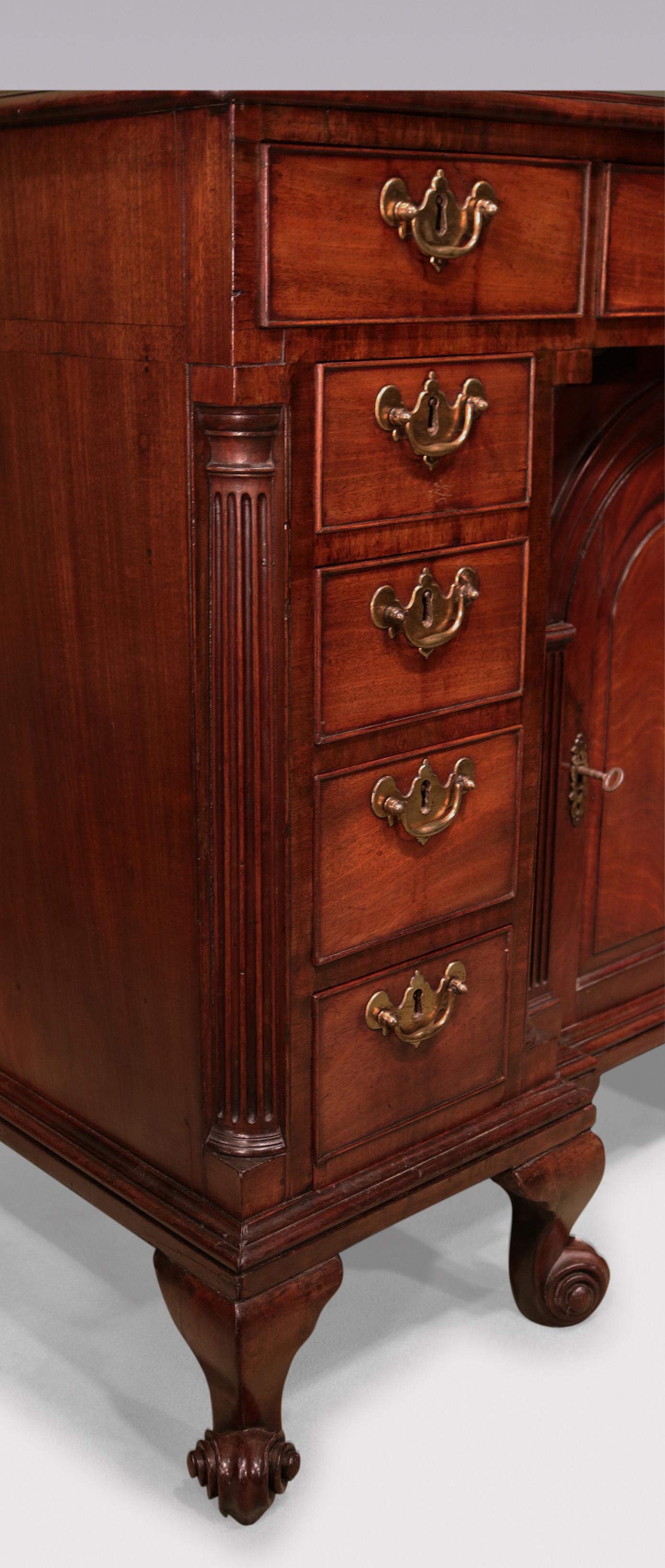 Antique George II period mahogany kneehole desk In Good Condition For Sale In London, GB