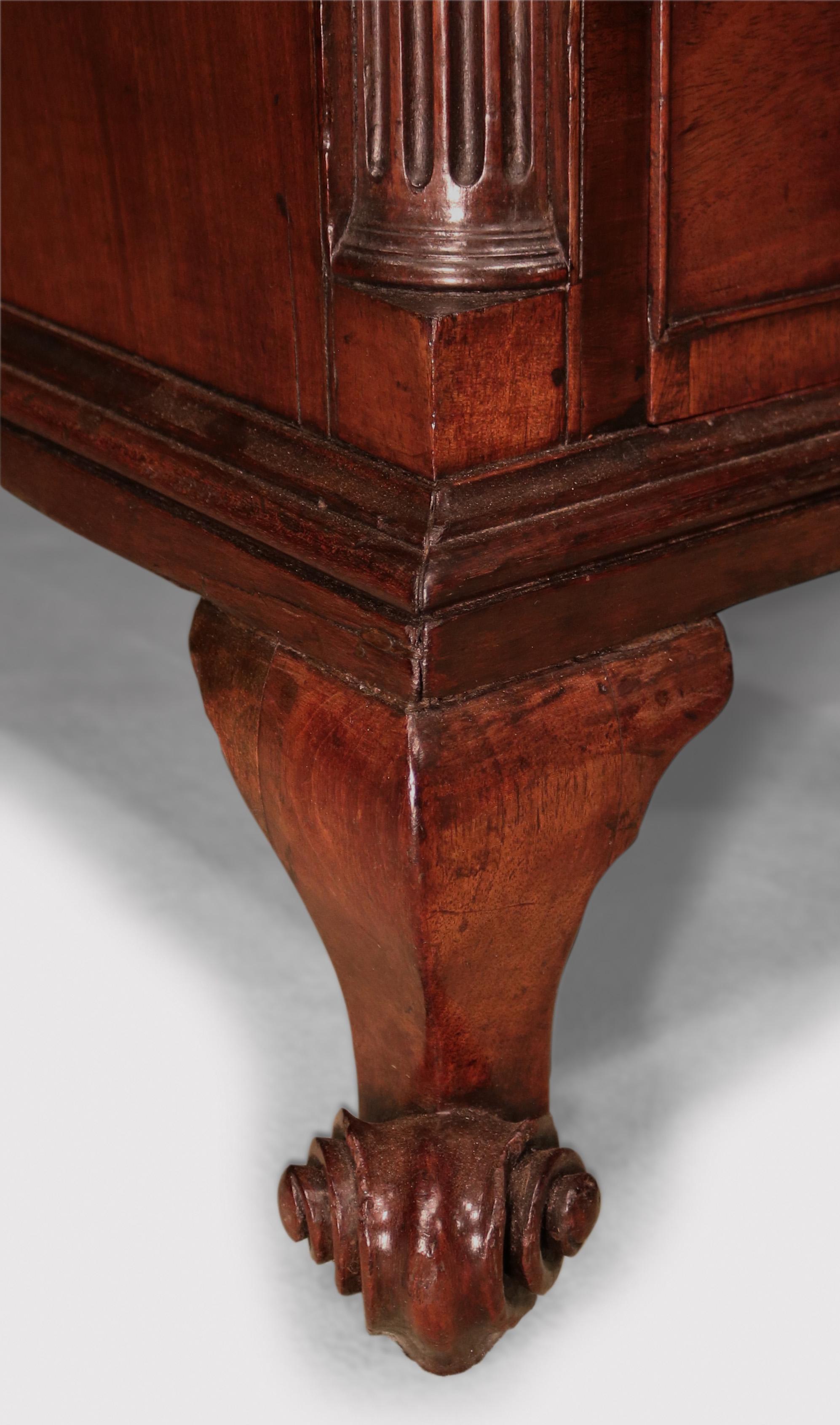 Antique George II period mahogany kneehole desk For Sale 1