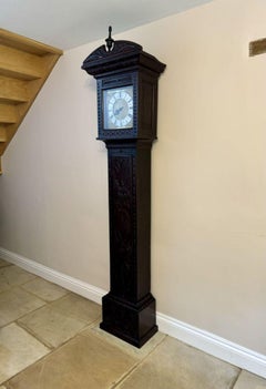 Antico orologio di qualità Giorgio II intagliato in Oak con quadrante in ottone e cassa lunga