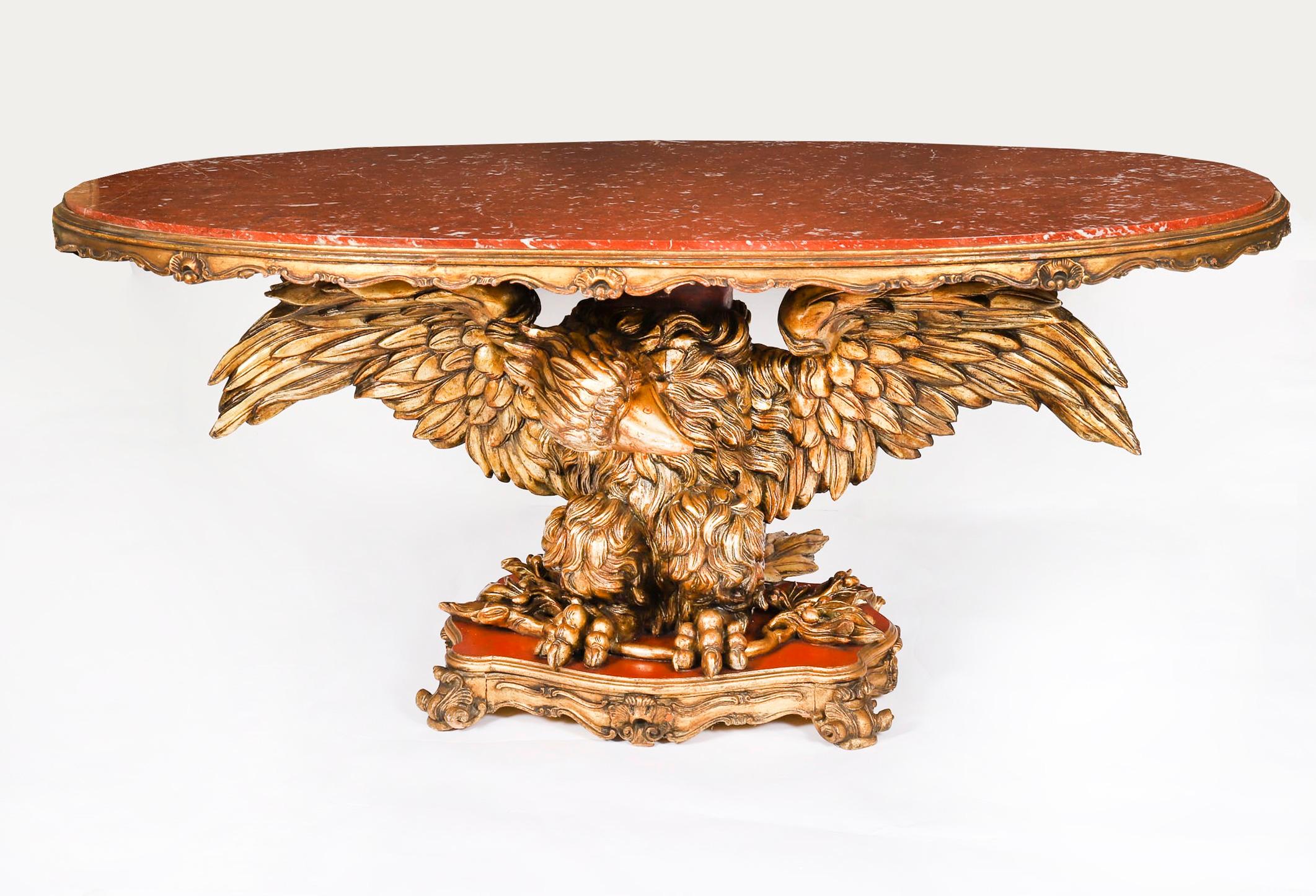 Dies ist eine hervorragende große antike George II Wiederbelebung geschnitzt Adler Mitte Tisch in der Art von William Kent, Anfang des 20. Jahrhunderts in Datum.

Der Tisch hat eine Platte aus rougefarbenem Marmor, die Schürze und der Sockel sind