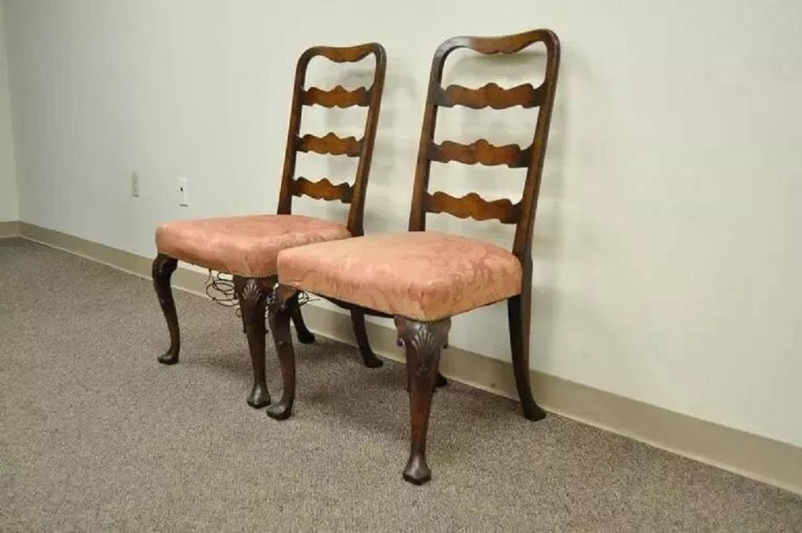 Antique George II Ribbon Back Irish Ladder Back Walnut Dining Side Chairs - Pair en vente 4