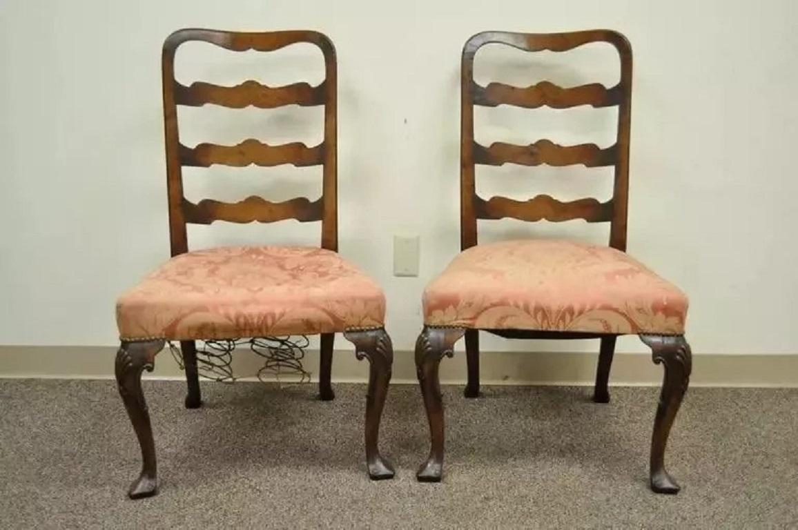 Antique George II Ribbon Back Irish Ladder Back Walnut Dining Side Chairs - a Pair. L'objet présente des barreaux biseautés et sculptés à la main, des genoux sculptés de coquillages, des pieds cabrioles galbés, des pieds trifides et une belle patine