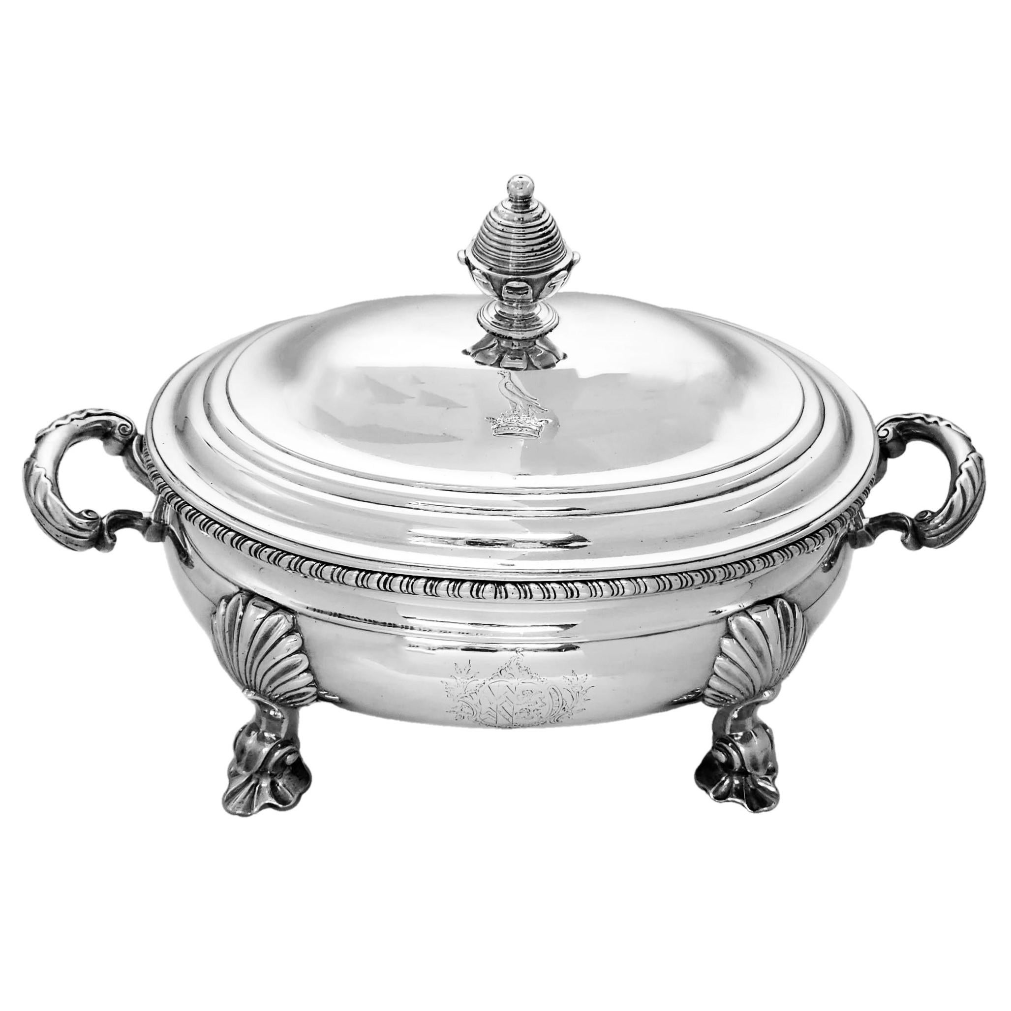 Excellente soupière en argent Sterling George II, de forme ovale classique, avec un couvercle en forme de dôme. La soupière repose sur quatre impressionnants pieds en forme de coquille et de volute. La soupière possède deux poignées surmontées d'une