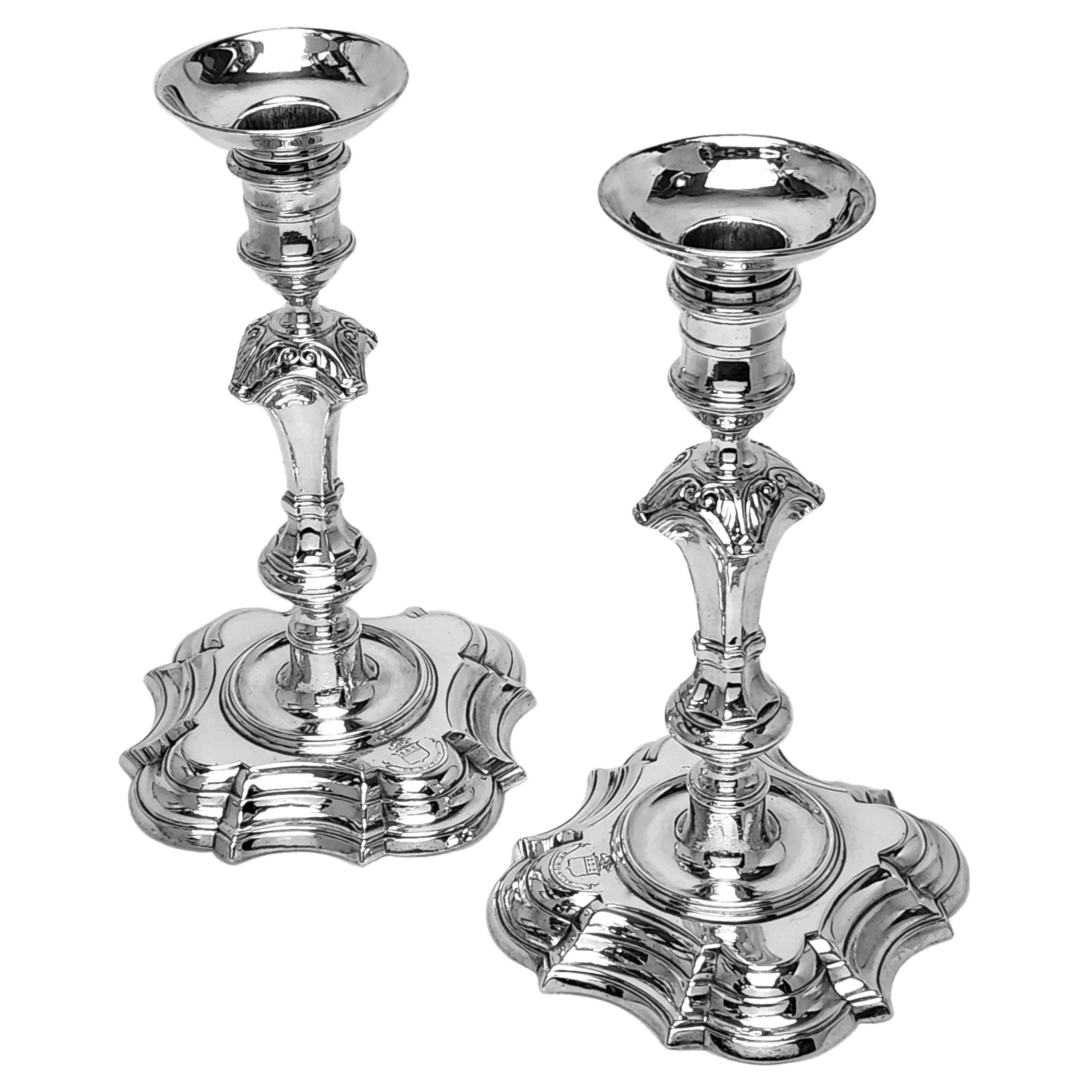 Coppia di antichi candelieri in argento sterling fuso di Giorgio II con basi a forma di quatrefoil. Questi candelabri georgiani sono dotati di sconsole d'argento rimovibili. 

Realizzato a Londra, in Inghilterra, nel 1750 da John Cafe.

Circa. Peso