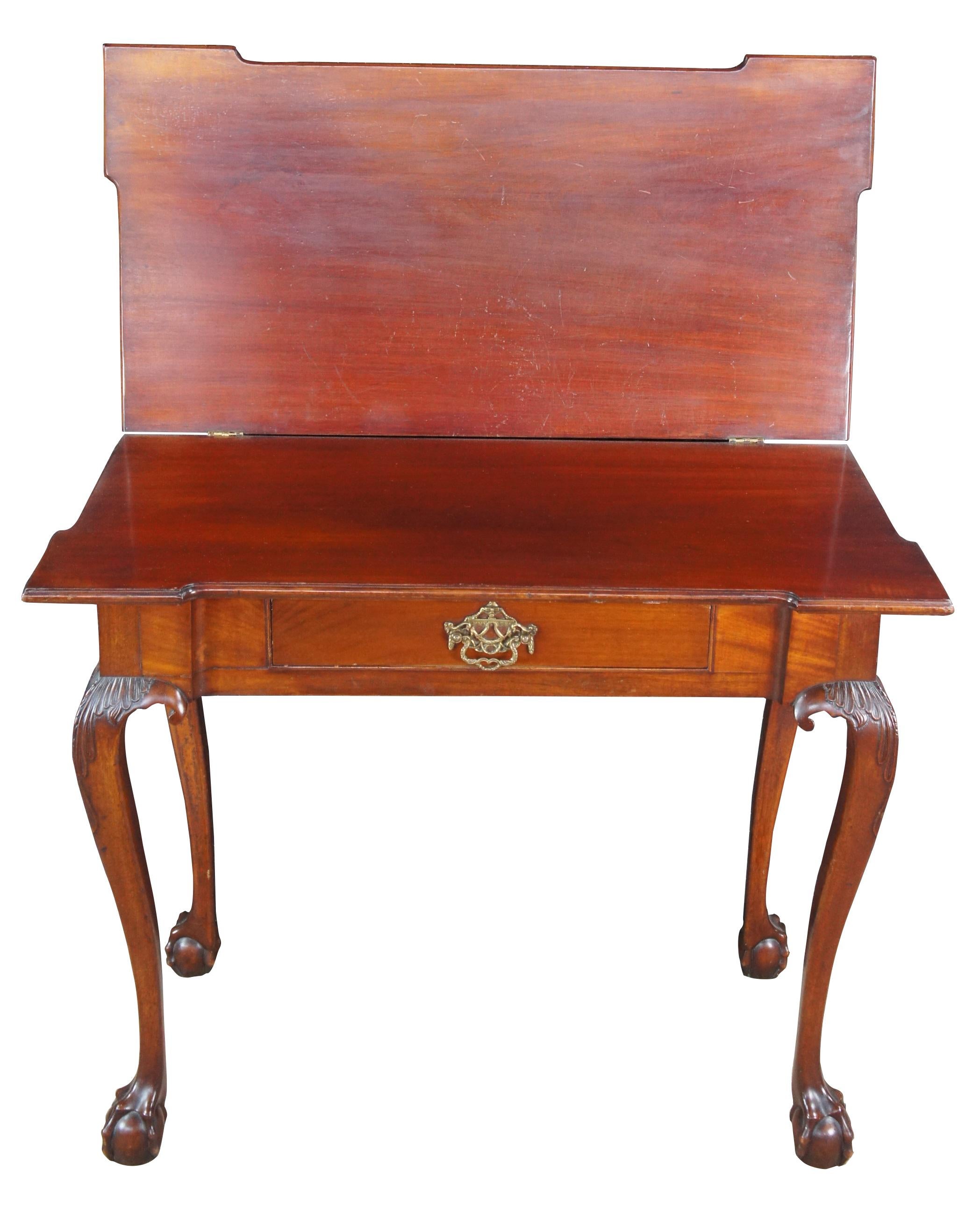 Mesa de Juego / Cartas de Mediados del Siglo XIX, Estilo Jorge II Inglés.  Presenta una forma retangular con centros rebajados sobre un cajón de friso con cola de milano a mano y tirador de paca de latón a escala ornamentada.  La mesa se apoya en