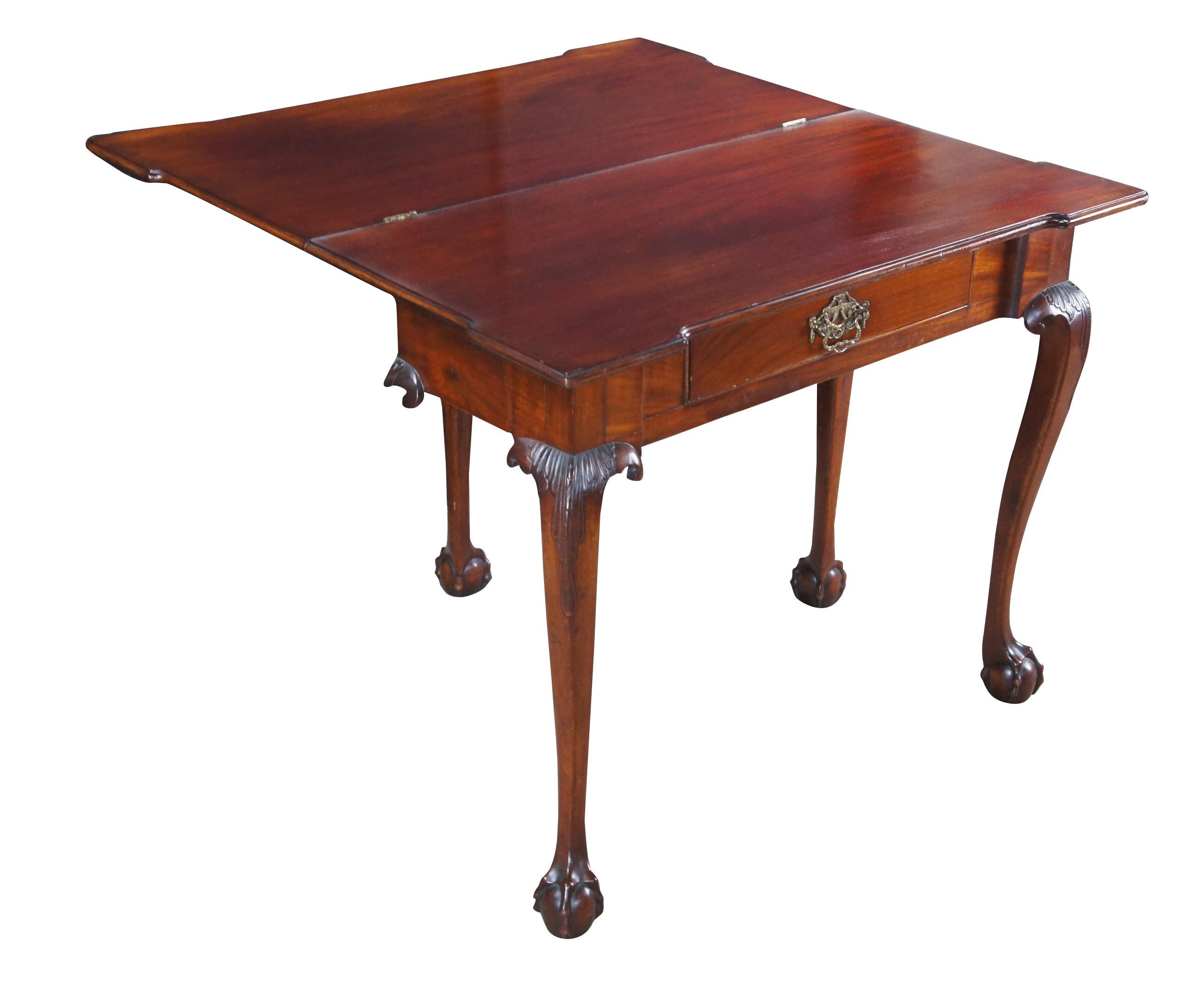 Mesa de Juego de Cartas con Pies de Garra de Caoba Estilo Chippendale Jorge II Antiguo Tallado en venta