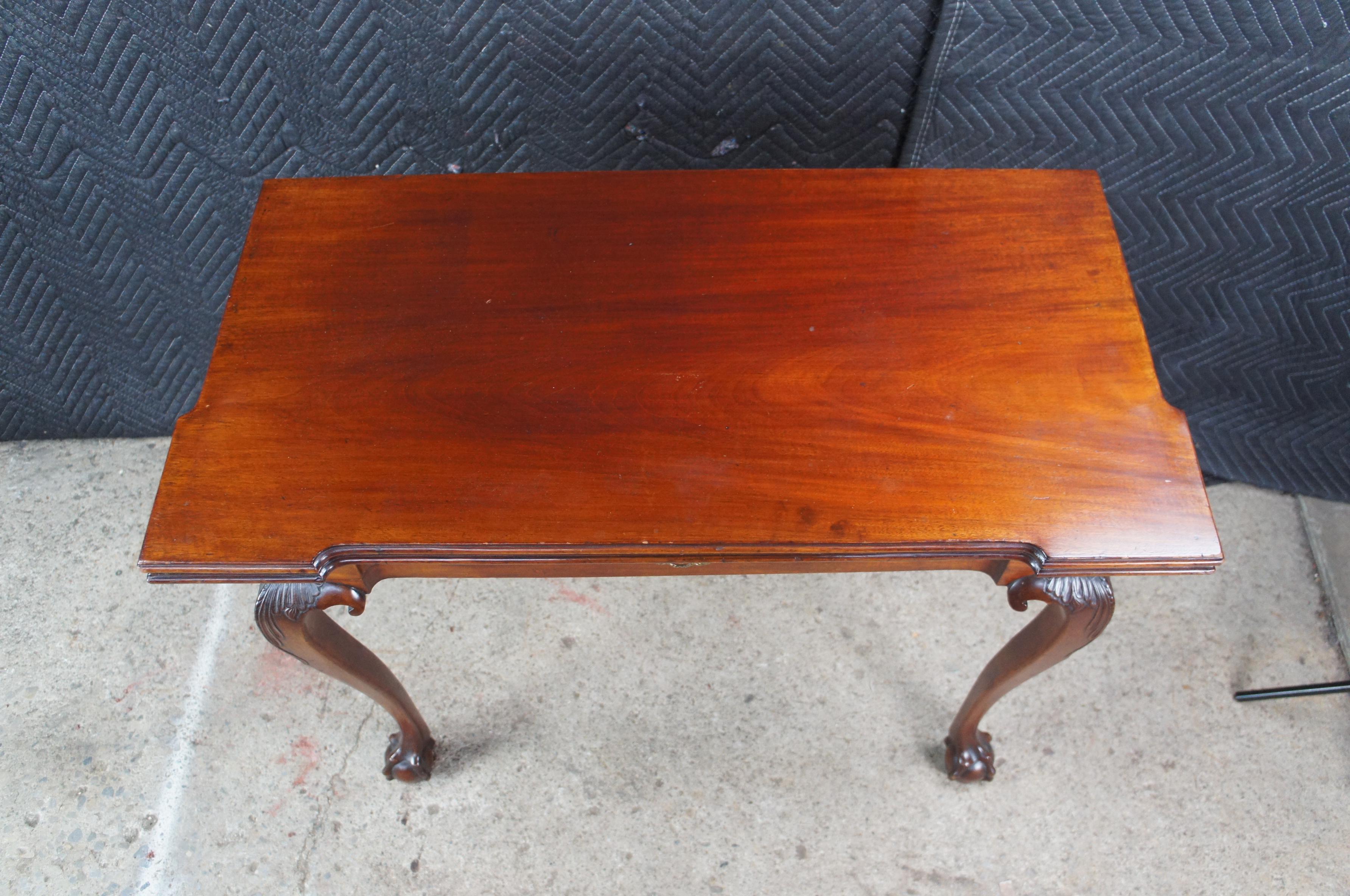 Mesa de Juego de Cartas con Pies de Garra de Caoba Estilo Chippendale Jorge II Antiguo Latón en venta