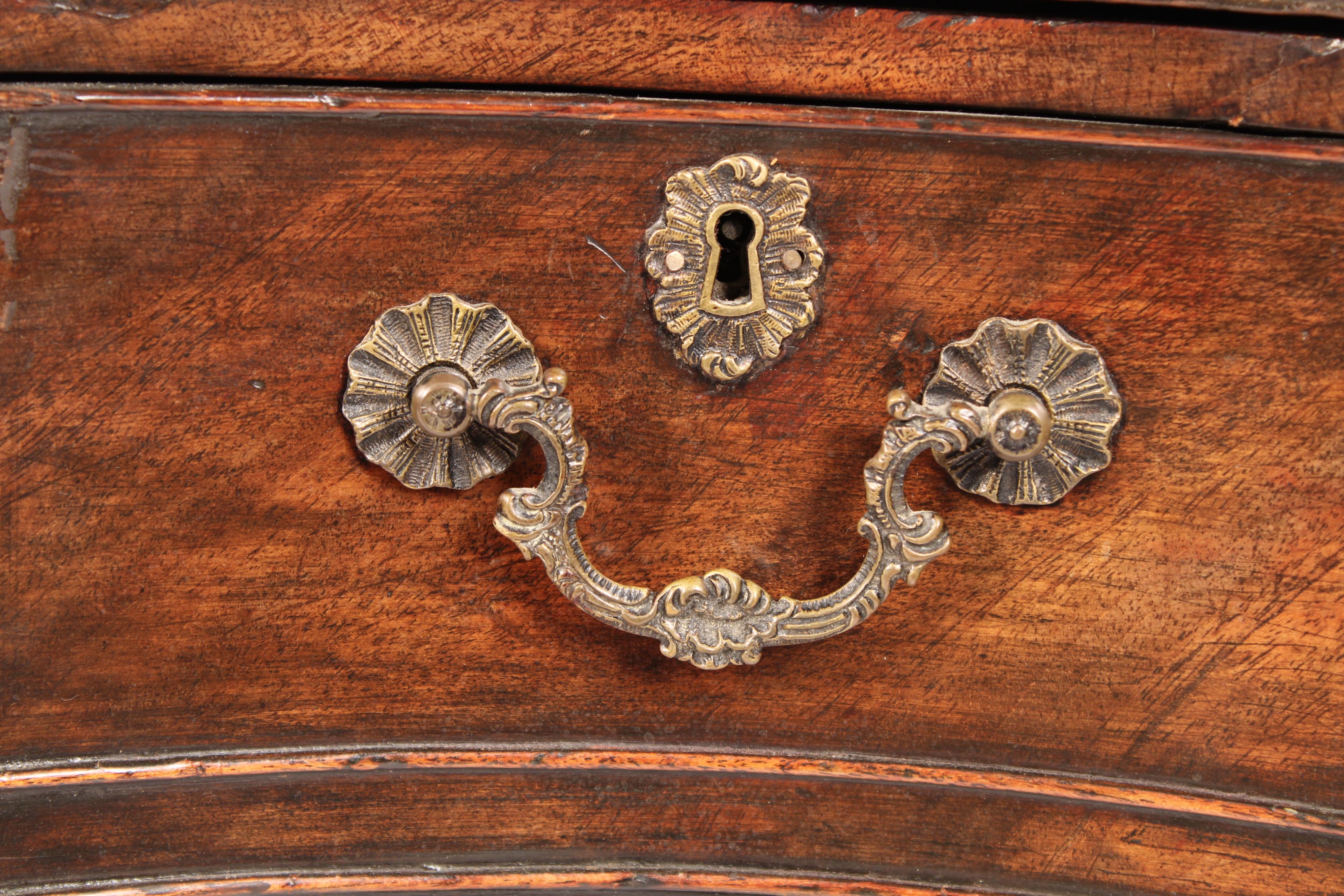 Antico scrittoio con piano in pelle di mogano in stile Giorgio II in vendita 6