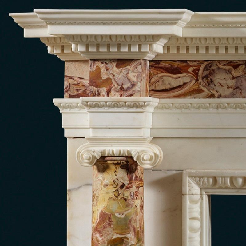 Incrusté Cheminée ancienne George II en statue blanche et marbre de jaspe sicilien en vente