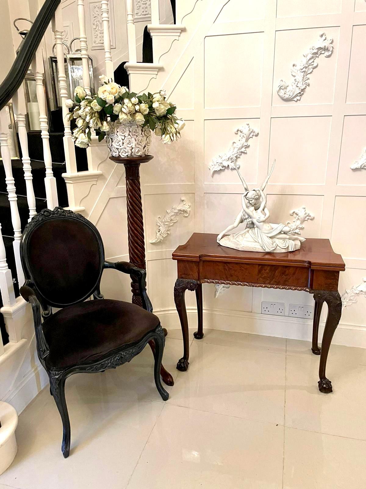 Antico tavolo da gioco/tavolino in mogano intagliato di qualità chippendale di Giorgio III con piano superiore a ribalta di qualità in mogano a forma di rovescio che si apre per rivelare un interno in baize verde, fregio a forma di rovescio in