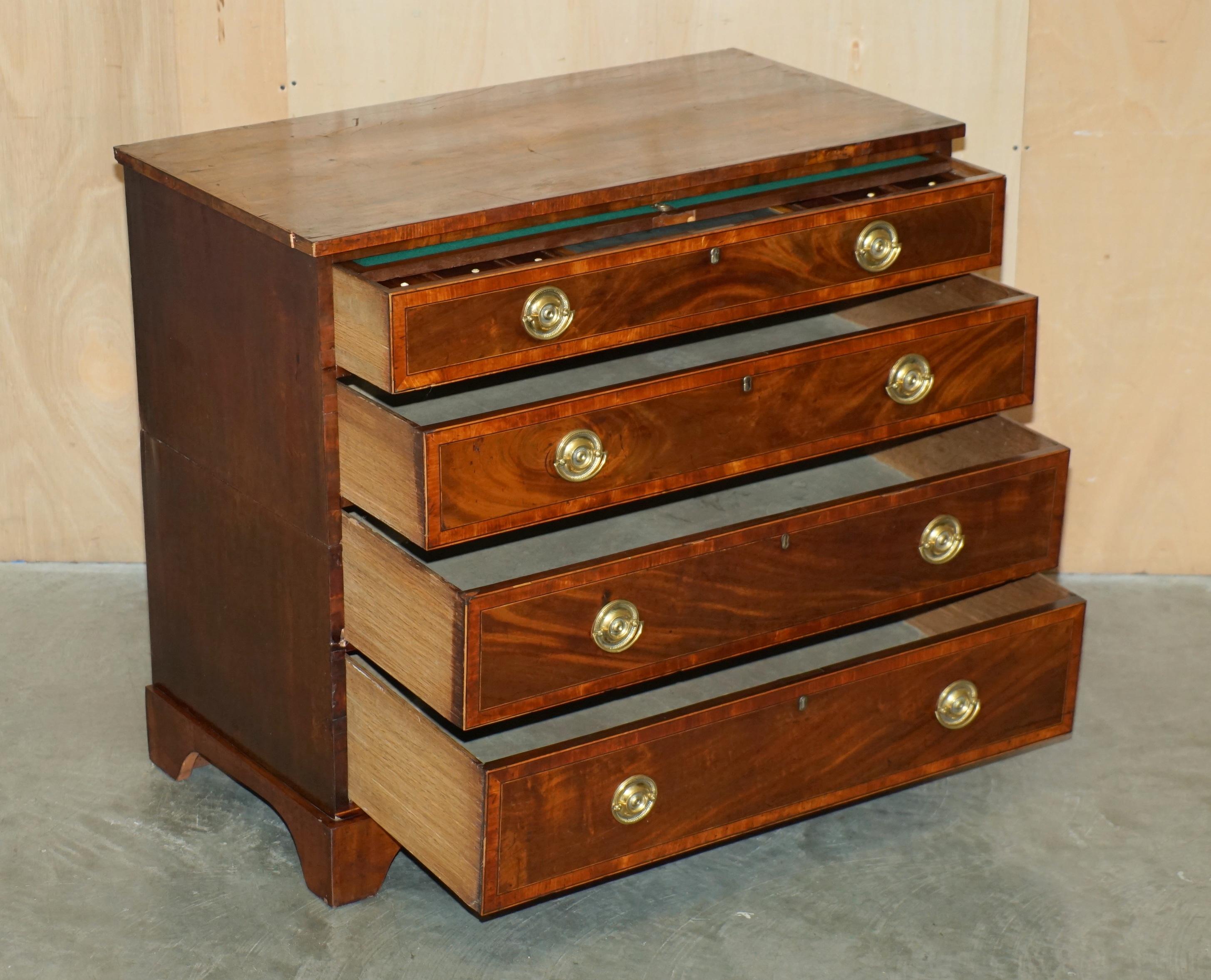 ANTiQUE GEORGE III BACHELORS CHEST OF DRAWERS ATTRIBUTED TO GILLOWS OF LANCASTER For Sale 7