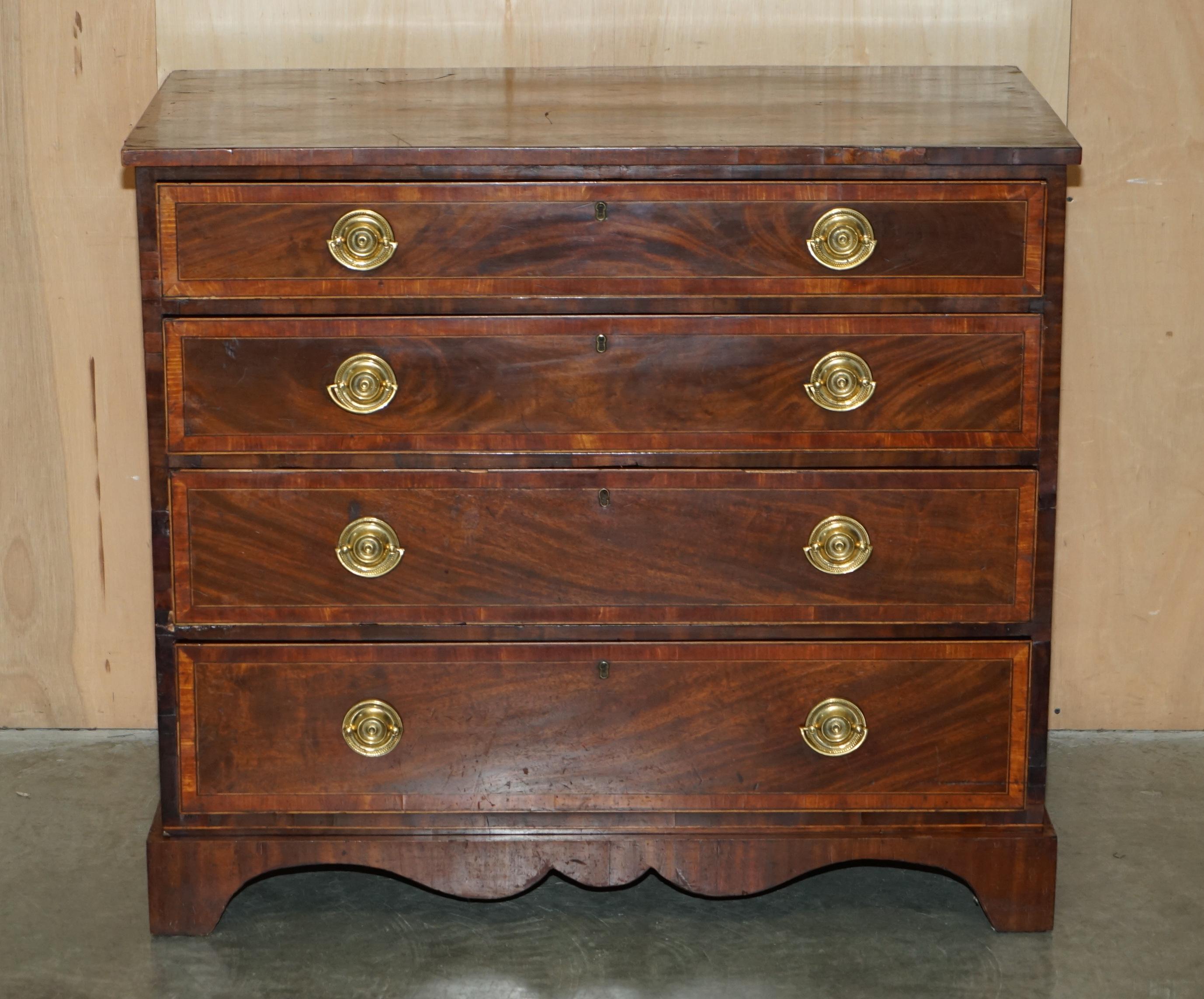 Hand-Crafted ANTiQUE GEORGE III BACHELORS CHEST OF DRAWERS ATTRIBUTED TO GILLOWS OF LANCASTER For Sale