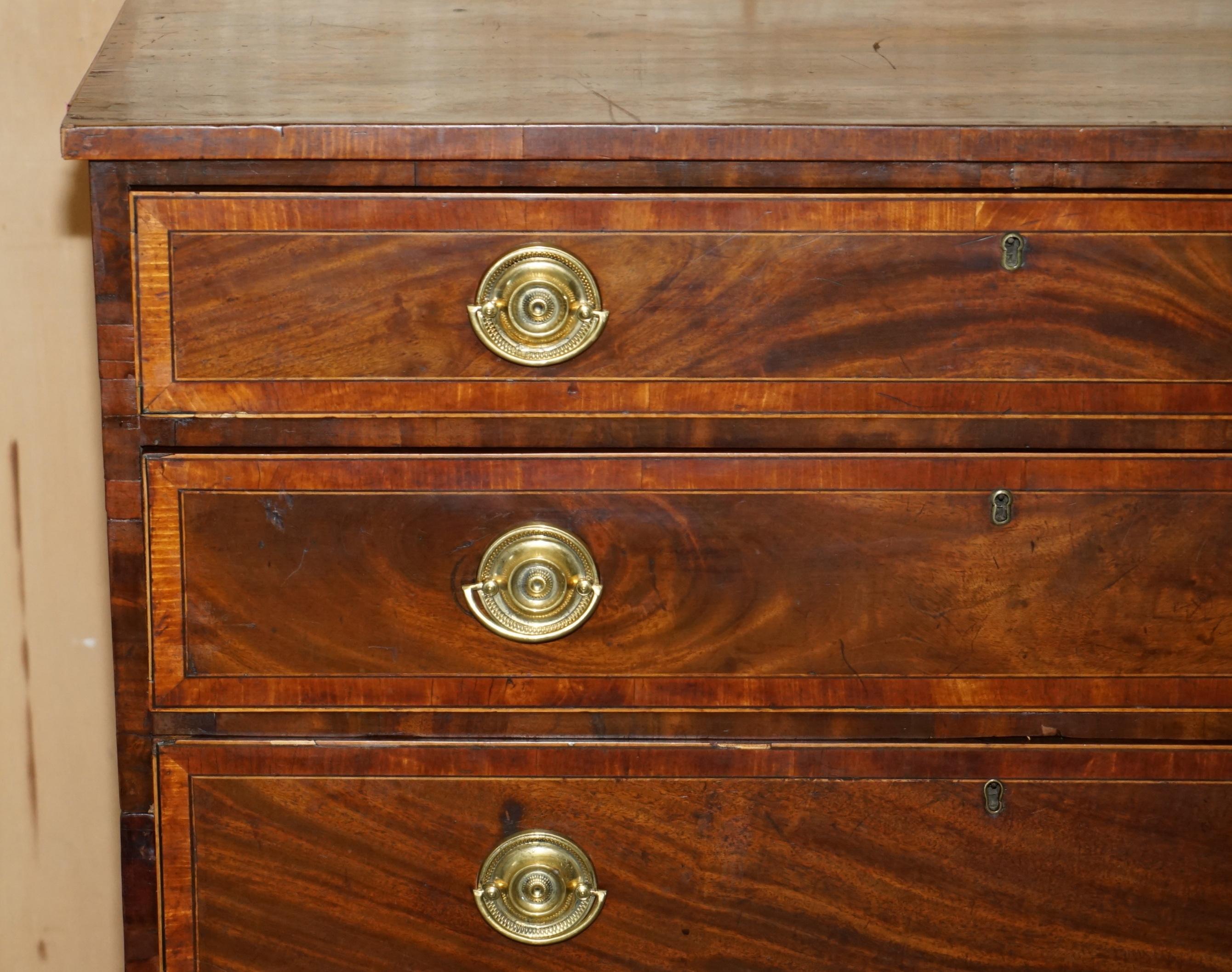 Late 18th Century ANTiQUE GEORGE III BACHELORS CHEST OF DRAWERS ATTRIBUTED TO GILLOWS OF LANCASTER For Sale