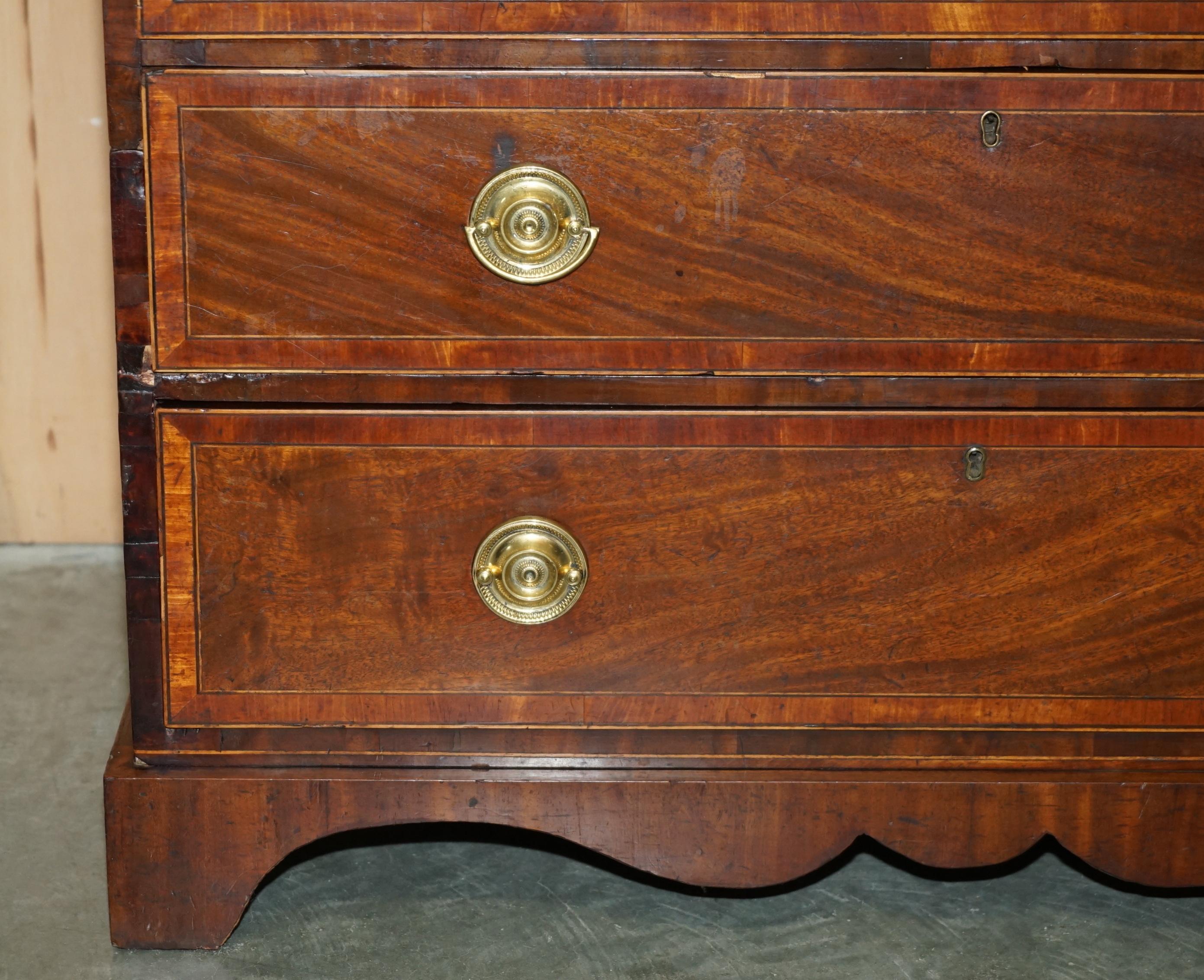 ANTiQUE GEORGE III BACHELORS CHEST OF DRAWERS ATTRIBUTED TO GILLOWS OF LANCASTER (Hartholz) im Angebot