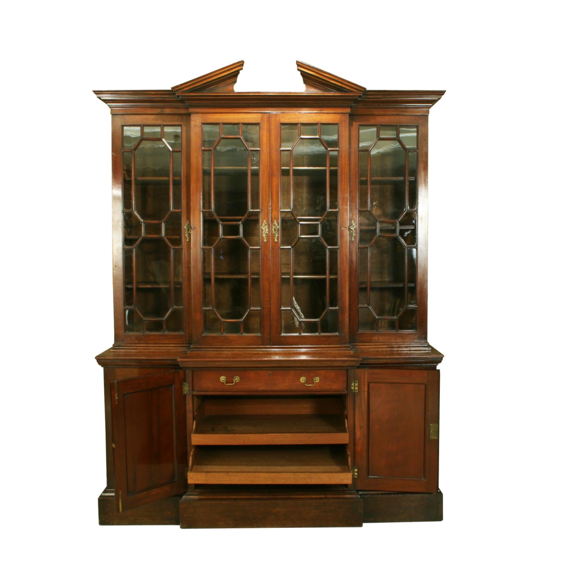 English Antique George III Breakfront Bookcase in Mahogany with Broken Pediment Cornice For Sale