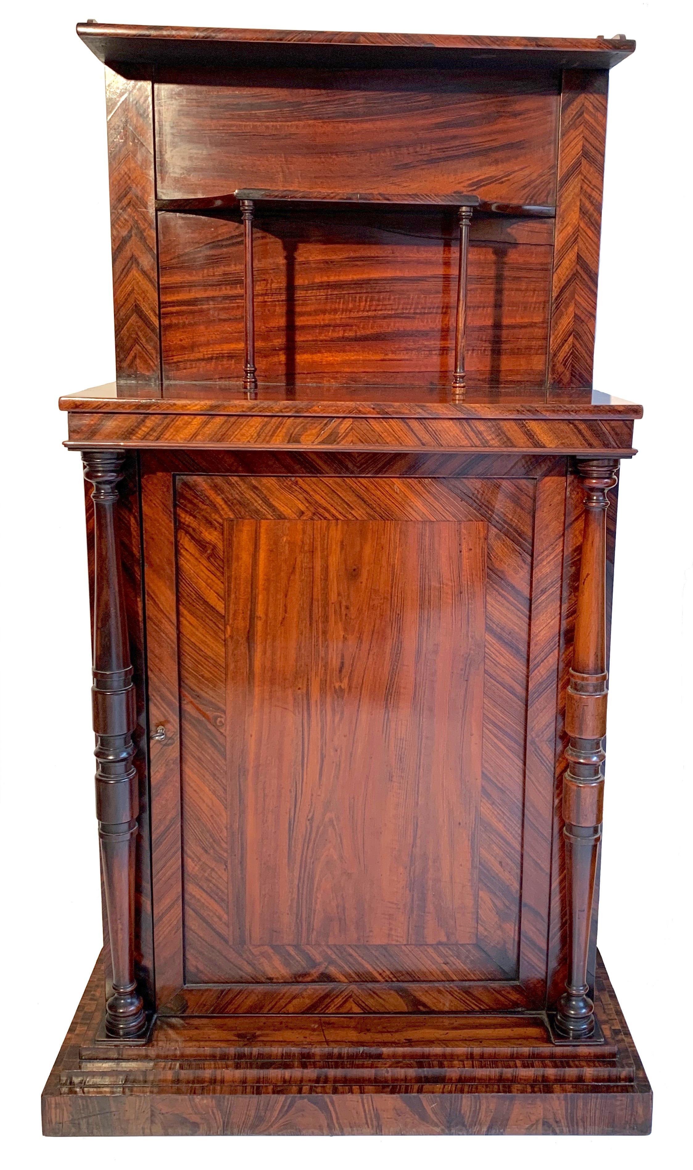 Elegantes und vielseitiges Möbelstück aus der Zeit um 1810. In England aus dem Holz von Gonzalo Alvas. Diese charmante Chiffonière wird George Oakley (1773-1840) zugeschrieben.
Lit. Wörterbuch der englischen Möbelhersteller, Seite 658.