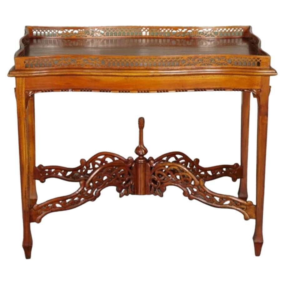 Nous sommes ravis d'offrir à la vente cette très belle table console de style George III Chippendale.

Un plateau rectangulaire avec une galerie percée au-dessus d'une frise aveugle sculptée de frettes. Sculptures très détaillées et design
