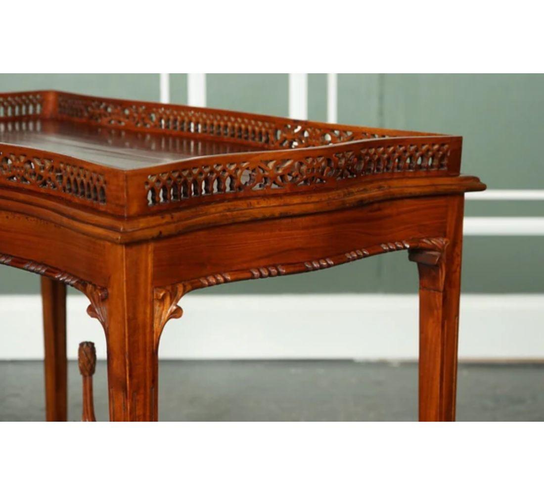 Sculpté Ancienne table console de style Chippendale George III en vente