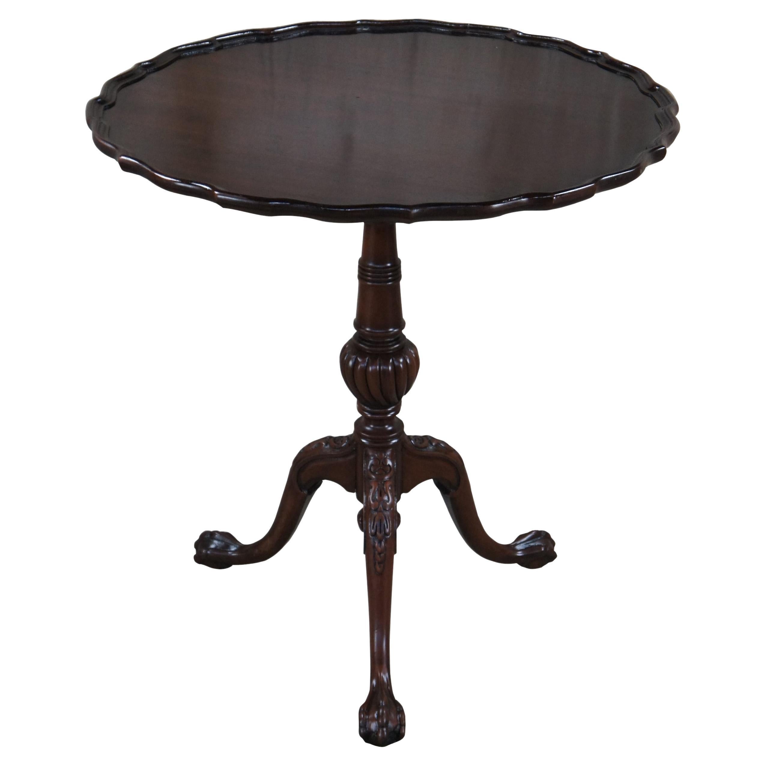 An antique English Chippendale style pie crust table, circa 1900s.  Made from mahogany with a beautifully scalloped top over a turned and graduated center column, ribbed over a fluted and twisted bulb.  The table is supported by three downswept legs