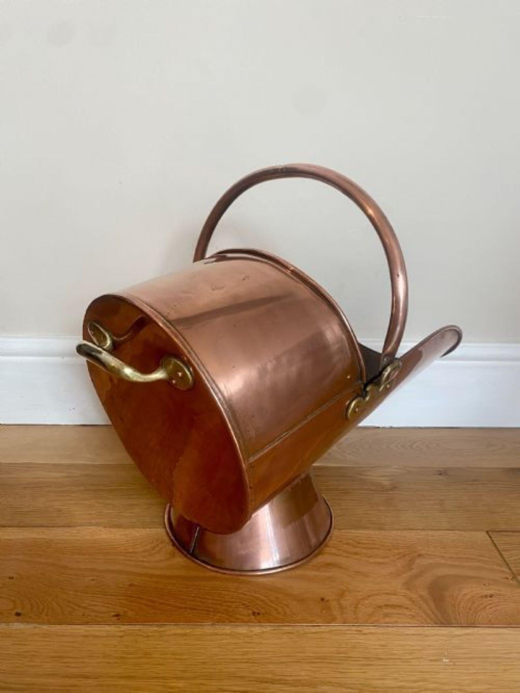 Antique George III Copper Helmet Coal Scuttle In Good Condition For Sale In Ipswich, GB