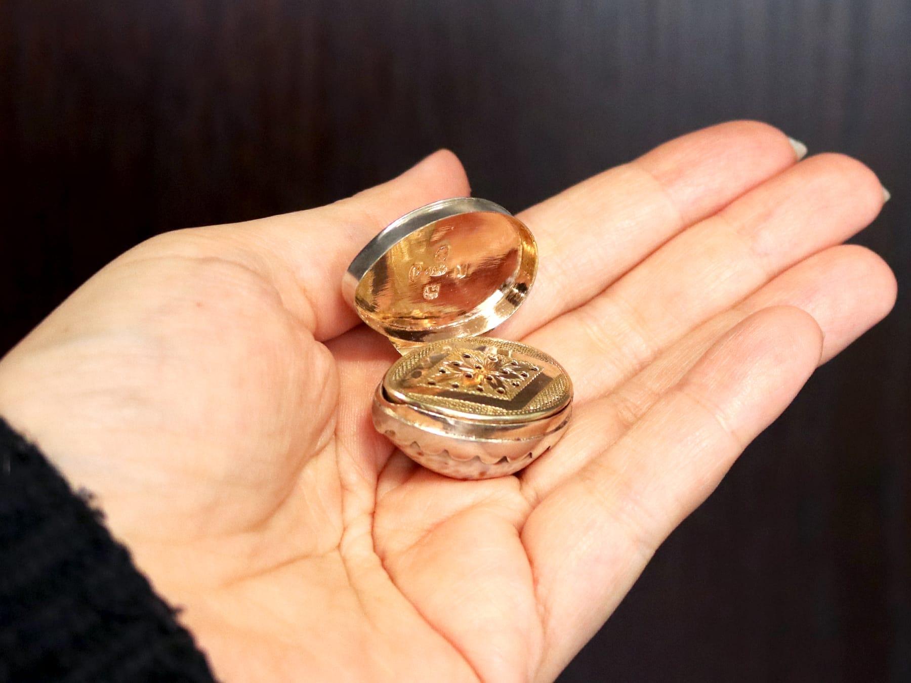 Antike Vinaigrette aus Kaurimuschel und Sterlingsilber von Georg III. (1809) (Englisch) im Angebot