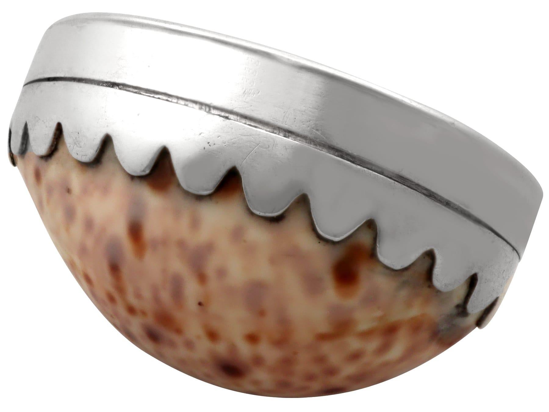 Antike Vinaigrette aus Kaurimuschel und Sterlingsilber von Georg III. (1809) (Frühes 19. Jahrhundert) im Angebot