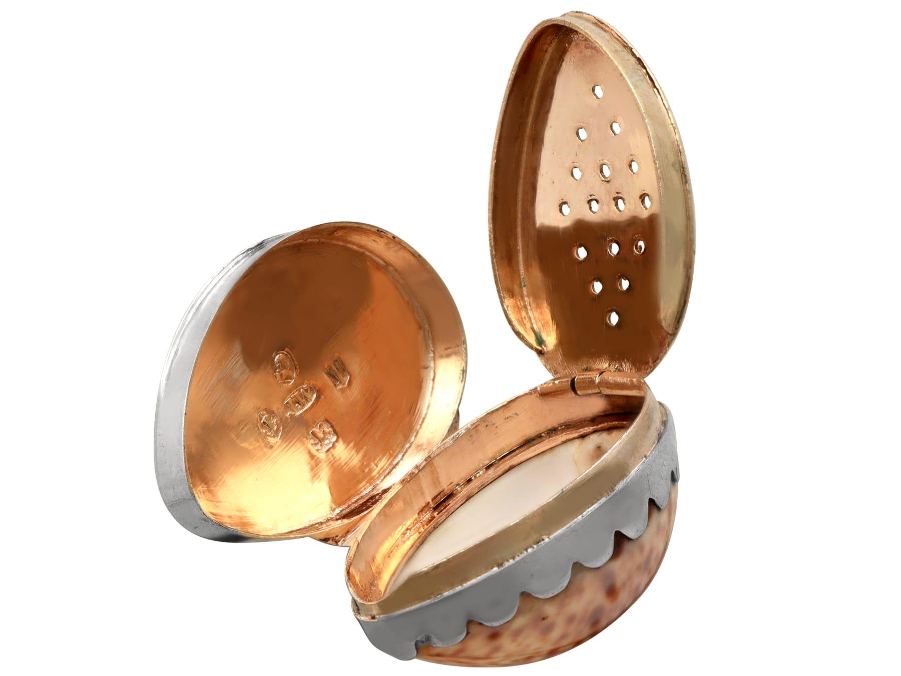 Antike Vinaigrette aus Kaurimuschel und Sterlingsilber von Georg III. (1809) im Angebot 3