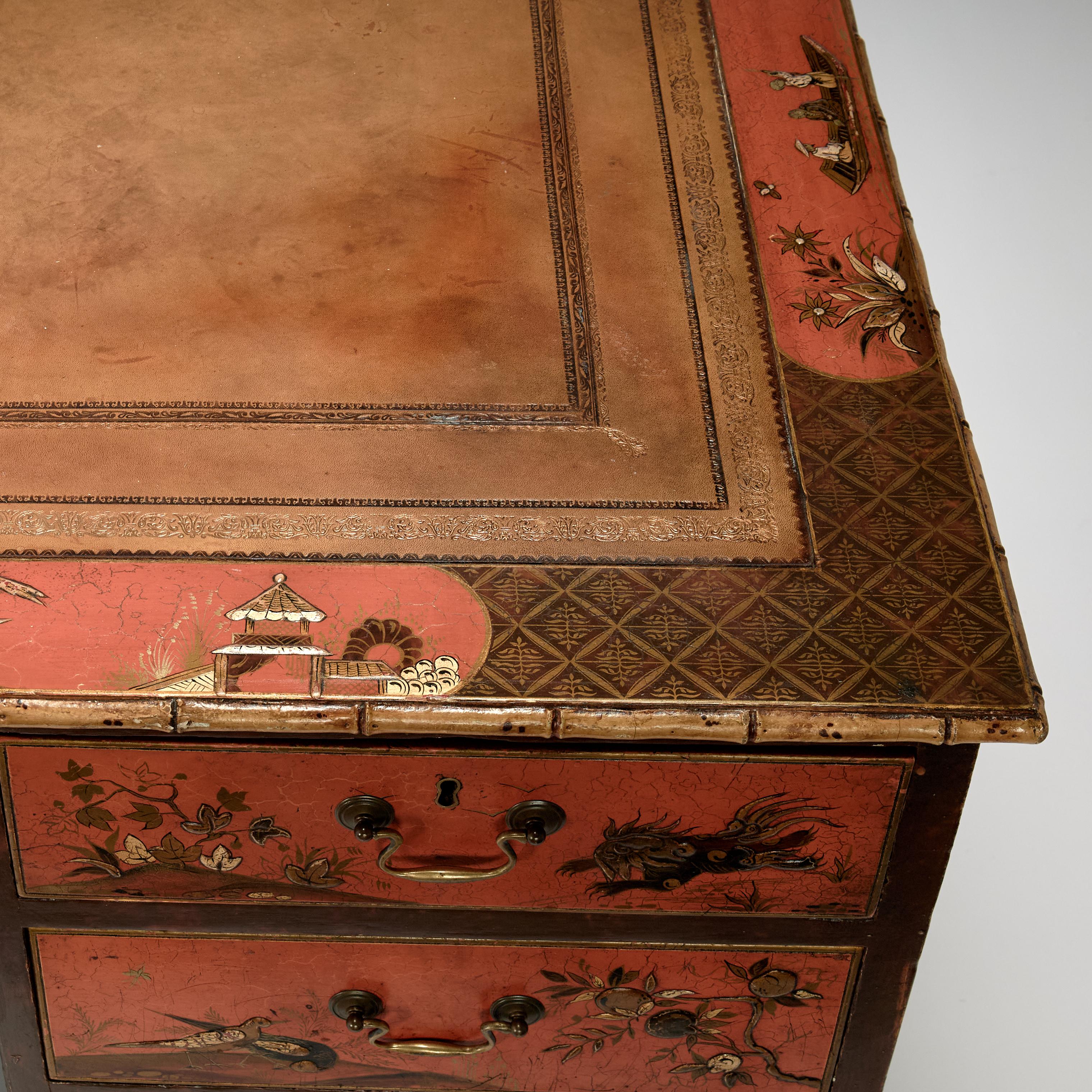 Escritorio antiguo Jorge III Chinoiserie inglesa con tapa de imitación de cuero de bambú en venta 3