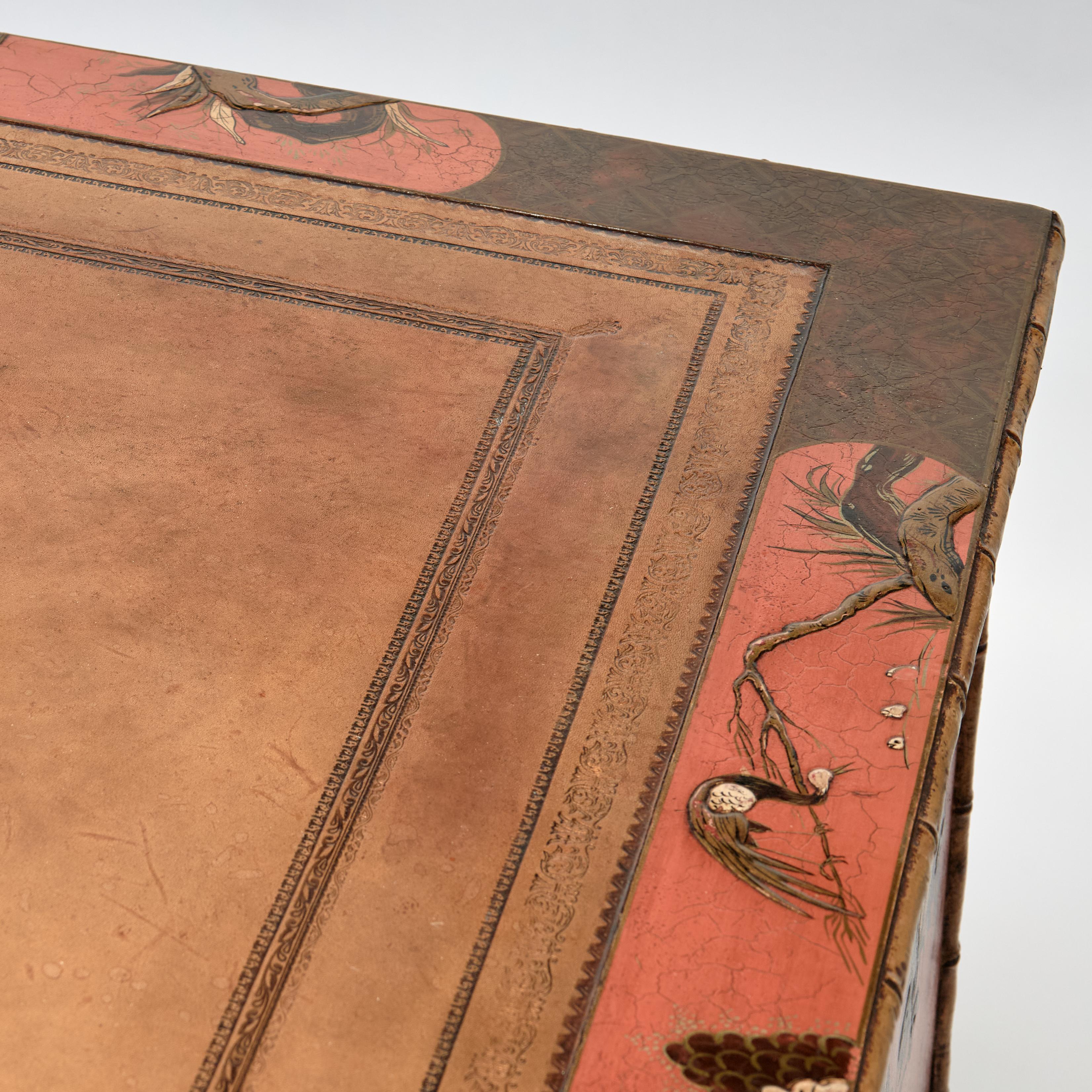 Escritorio antiguo Jorge III Chinoiserie inglesa con tapa de imitación de cuero de bambú en venta 4