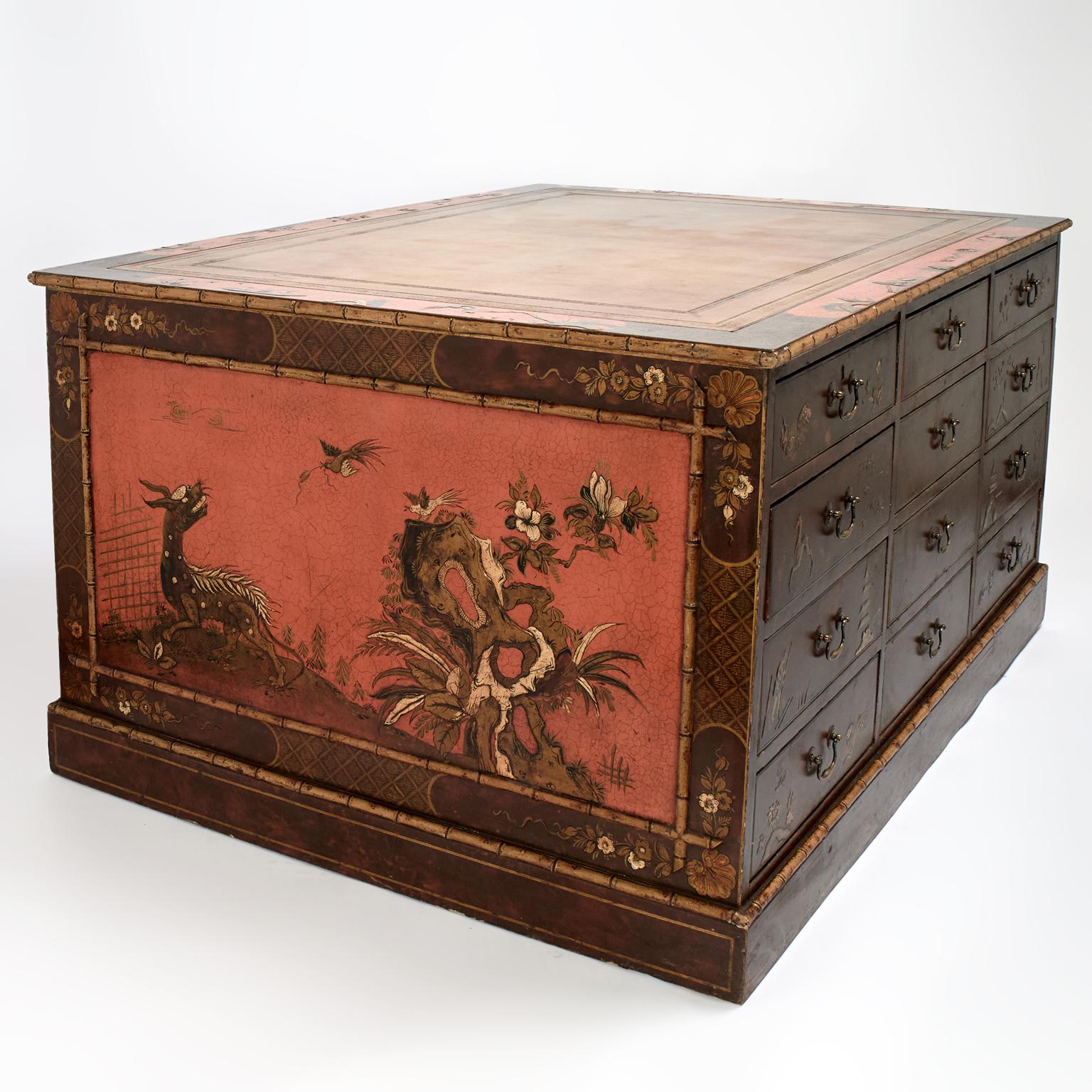 Escritorio antiguo Jorge III Chinoiserie inglesa con tapa de imitación de cuero de bambú en venta 11